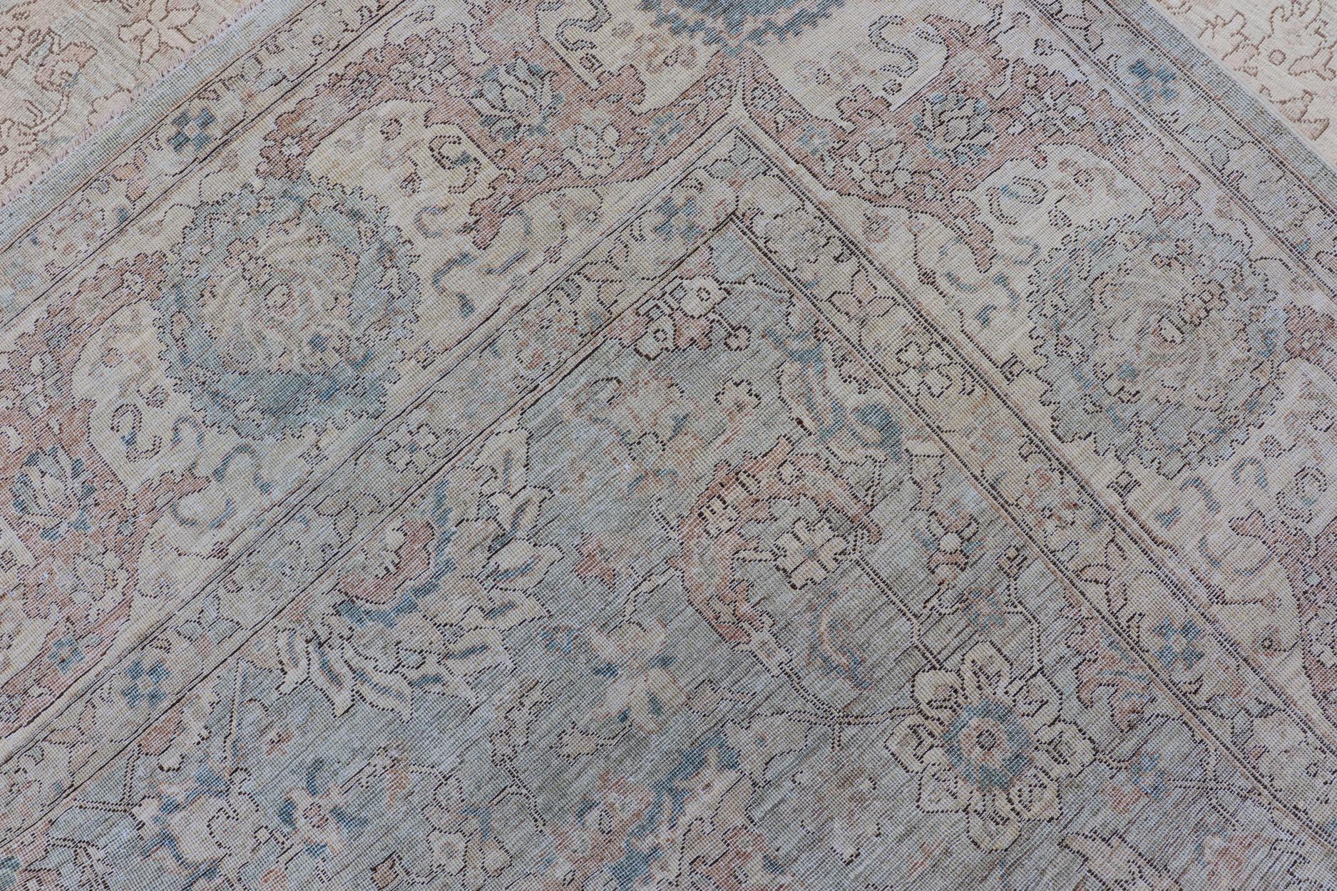 Motshan Kashan Design/One en Soft Tan, Taupe, Light Blue et Ivory 9'3 x 13'7 Excellent état - En vente à Atlanta, GA
