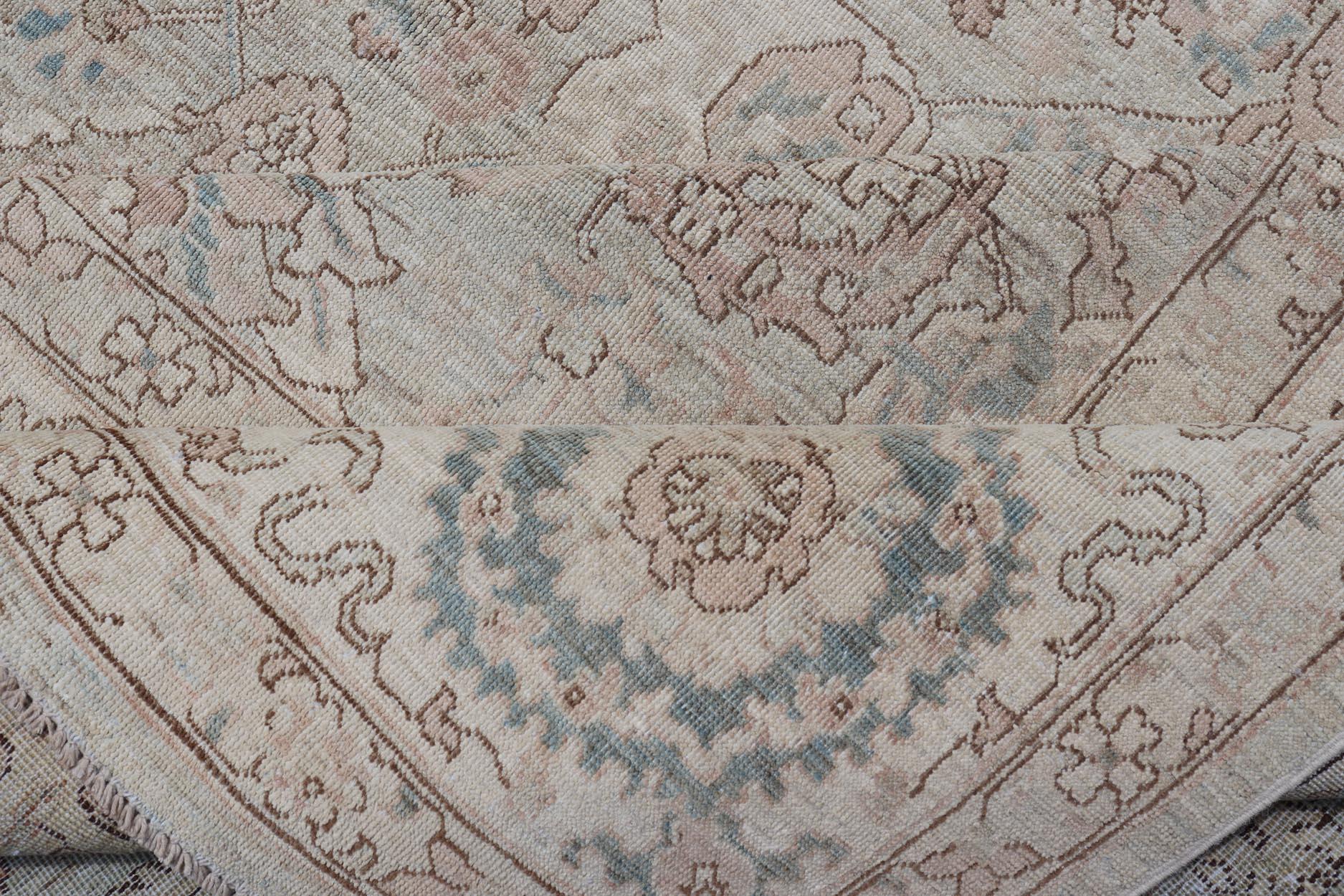 XXIe siècle et contemporain Motshan Kashan Design/One en Soft Tan, Taupe, Light Blue et Ivory 9'3 x 13'7 en vente