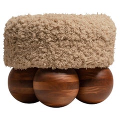 Tabouret Mott de Cruc Studio, laine et bois massif fabriqué à la main