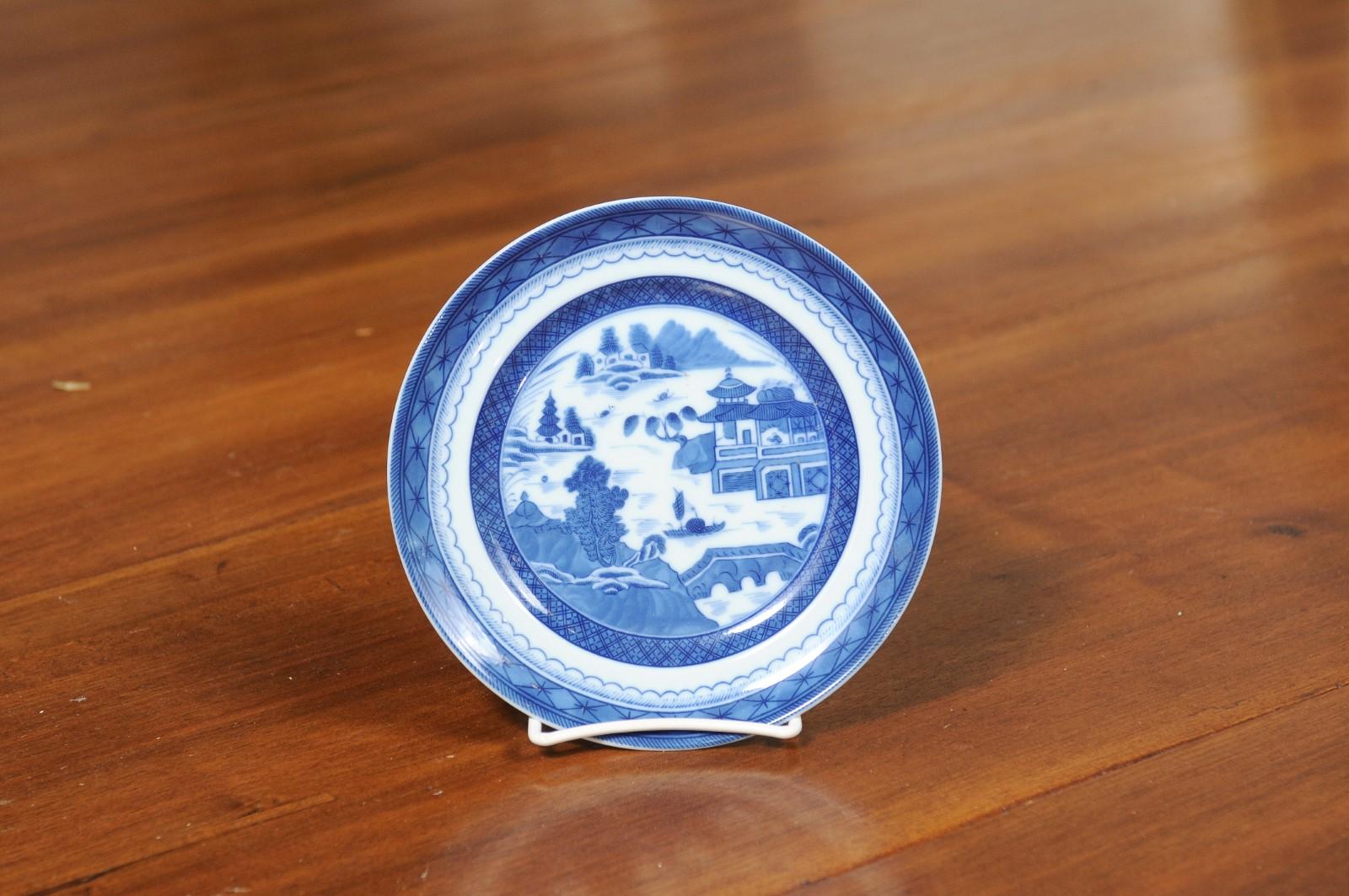 A Mottahedeh Blue Canton blue and white porcelain salad plate from the 20th century with pagoda and geometric accents. Created in Portugal by Mottahedeh under license of the Historic Charleston Foundation to reproduce the design of the original