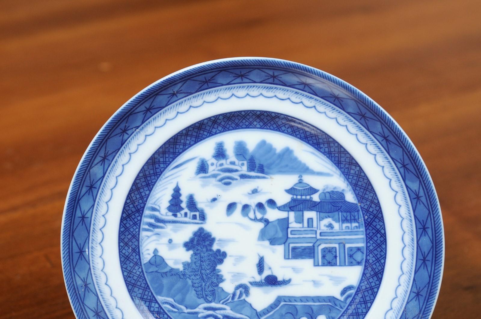 Assiette en porcelaine bleue de Canton de Mottahedeh avec paysage chinois bleu et blanc Bon état - En vente à Atlanta, GA