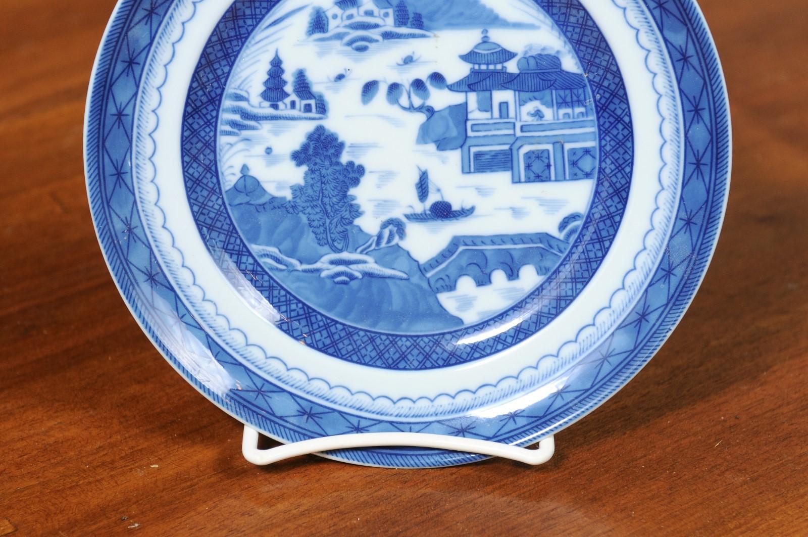 Blauer Kanton-Porzellanteller von Mottahedeh mit blauer und weißer chinesischer Landschaft (20. Jahrhundert) im Angebot