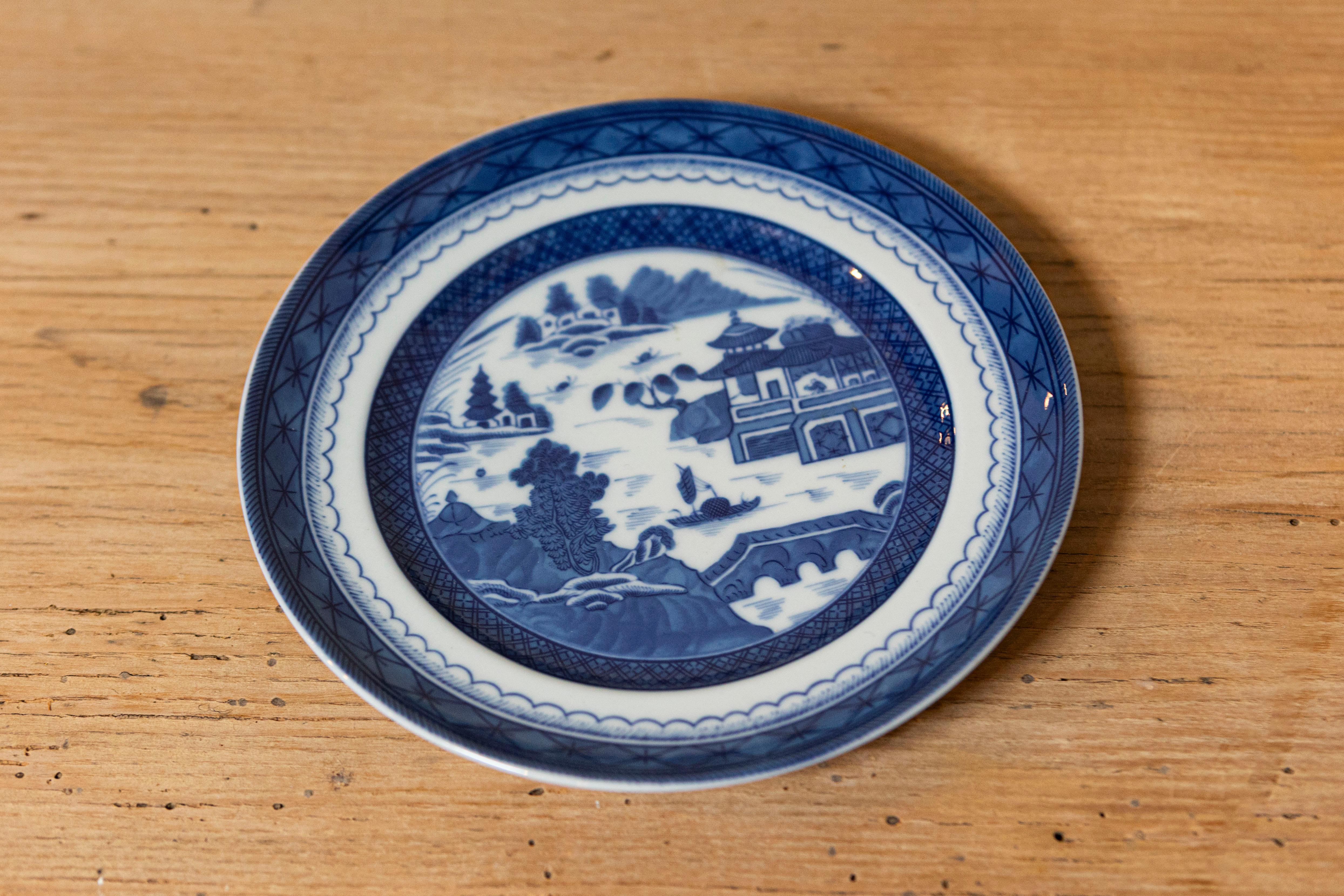 XX secolo Piatto in porcellana Mottahedeh Blue Canton con paesaggio cinese bianco e blu in vendita