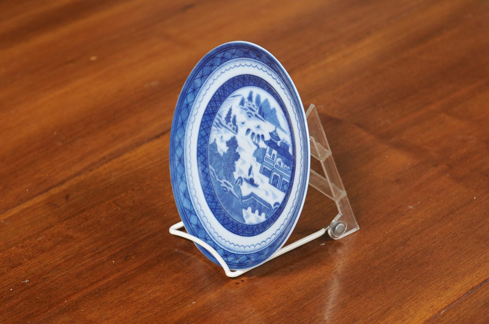 Assiette en porcelaine bleue de Canton de Mottahedeh avec paysage chinois bleu et blanc en vente 1