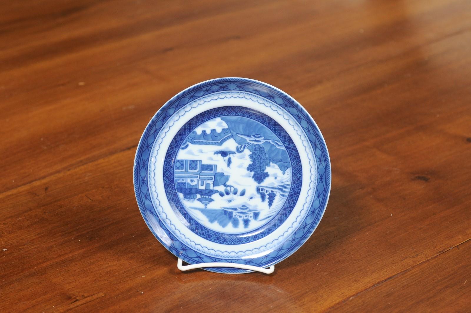 Blauer Kanton-Porzellanteller von Mottahedeh mit blauer und weißer chinesischer Landschaft im Angebot 3