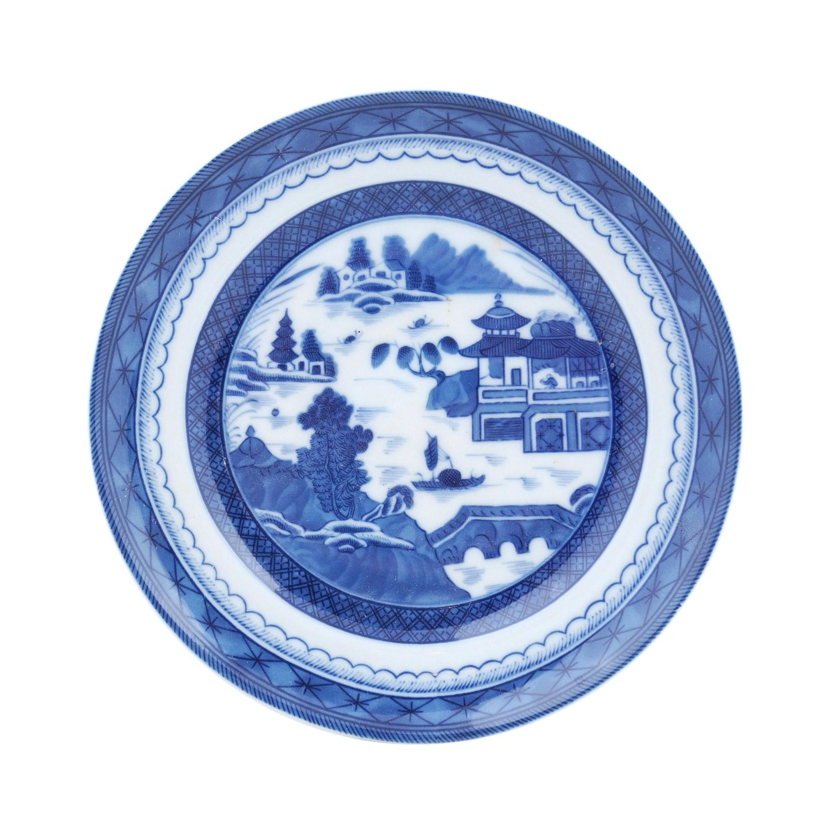Blauer Kanton-Porzellanteller von Mottahedeh mit blauer und weißer chinesischer Landschaft im Angebot