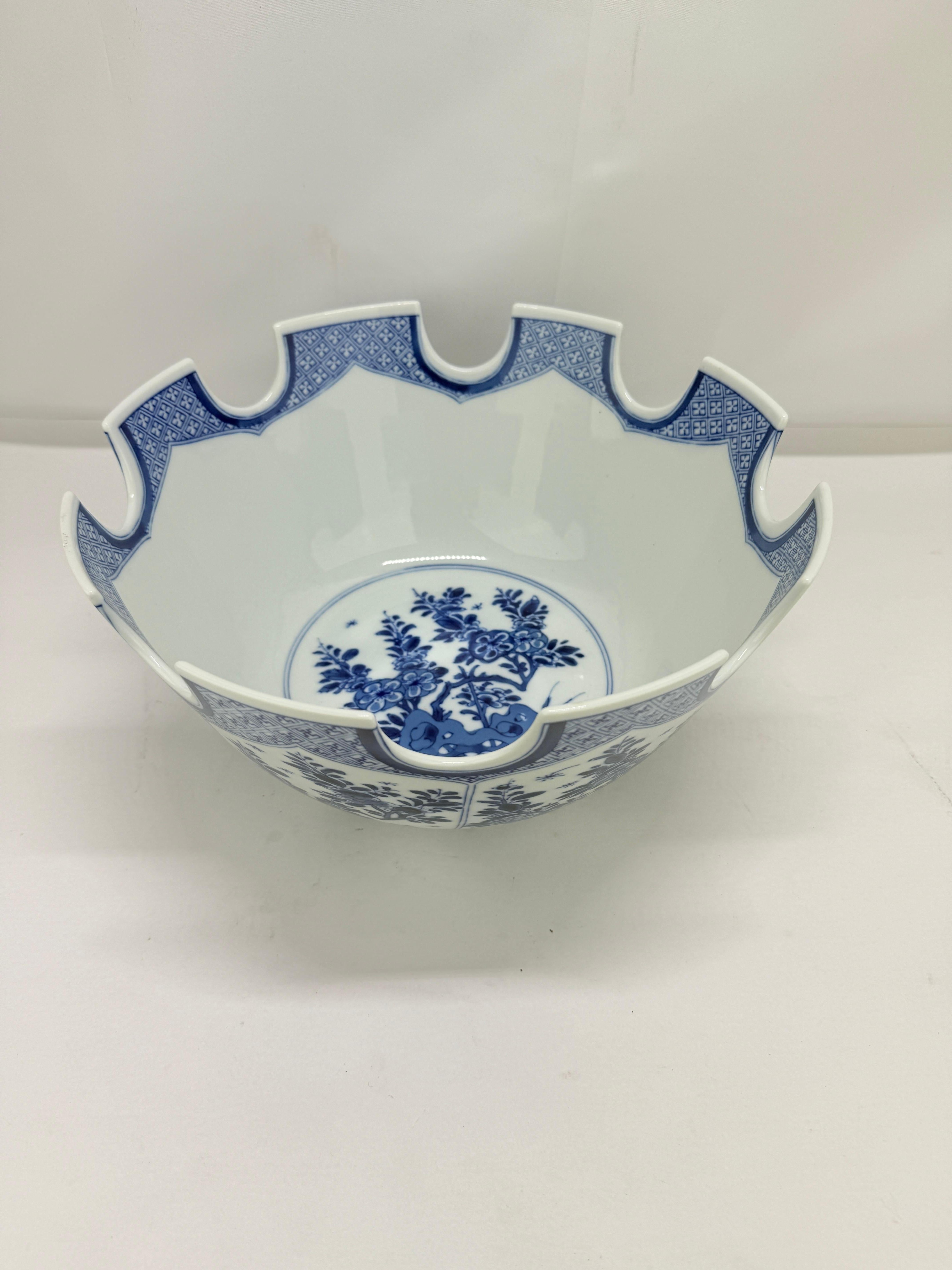 Schale aus blauem und weißem Porzellan Monteith
Mottahedeh für den englischen Markt (nach einem chinesischen Exportprototyp, ca. 1720)

Eine fein gearbeitete, blau-weiße Porzellan-Monteith-Schale von Mottahedeh & Company, die auf einem frühen