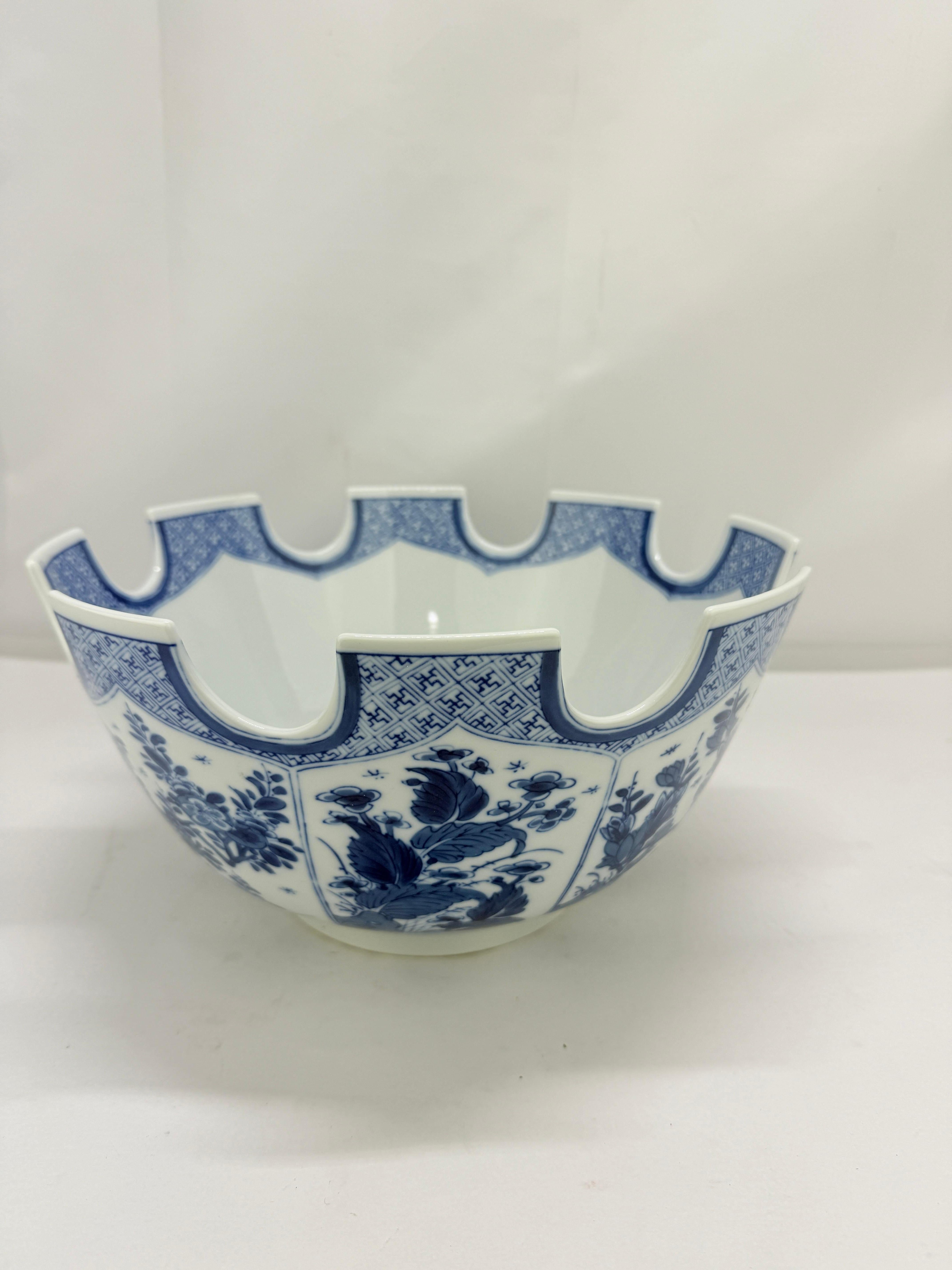 Mottahedeh Blau-weiße Canton Monteith-Schale, nach dem chinesischen Export-Original (20. Jahrhundert) im Angebot