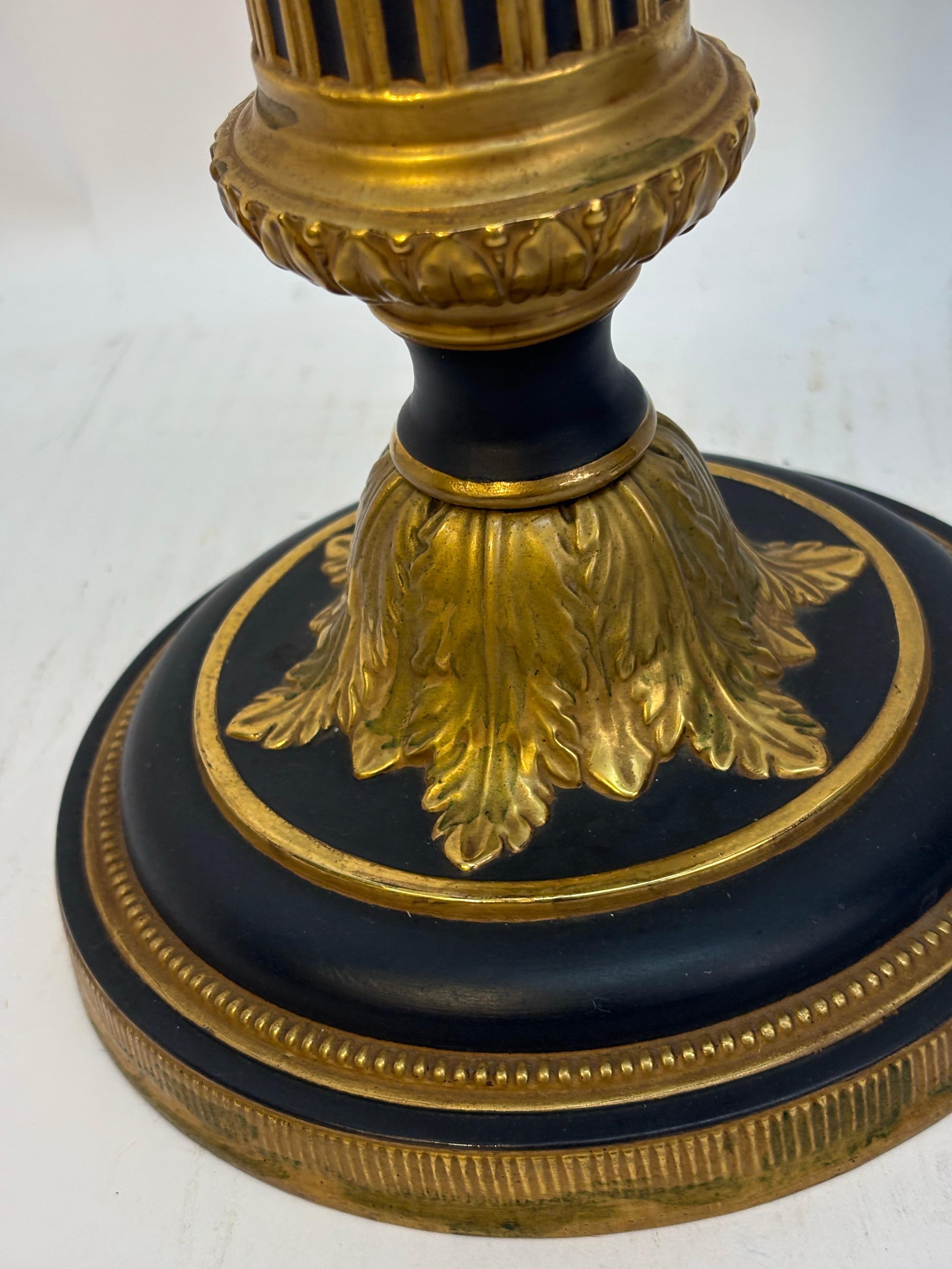 Il s'agit d'une paire d'appliques à bougie vintage en verre et porcelaine de Mottahedeh en très bon état, fabriquées en Italie. 