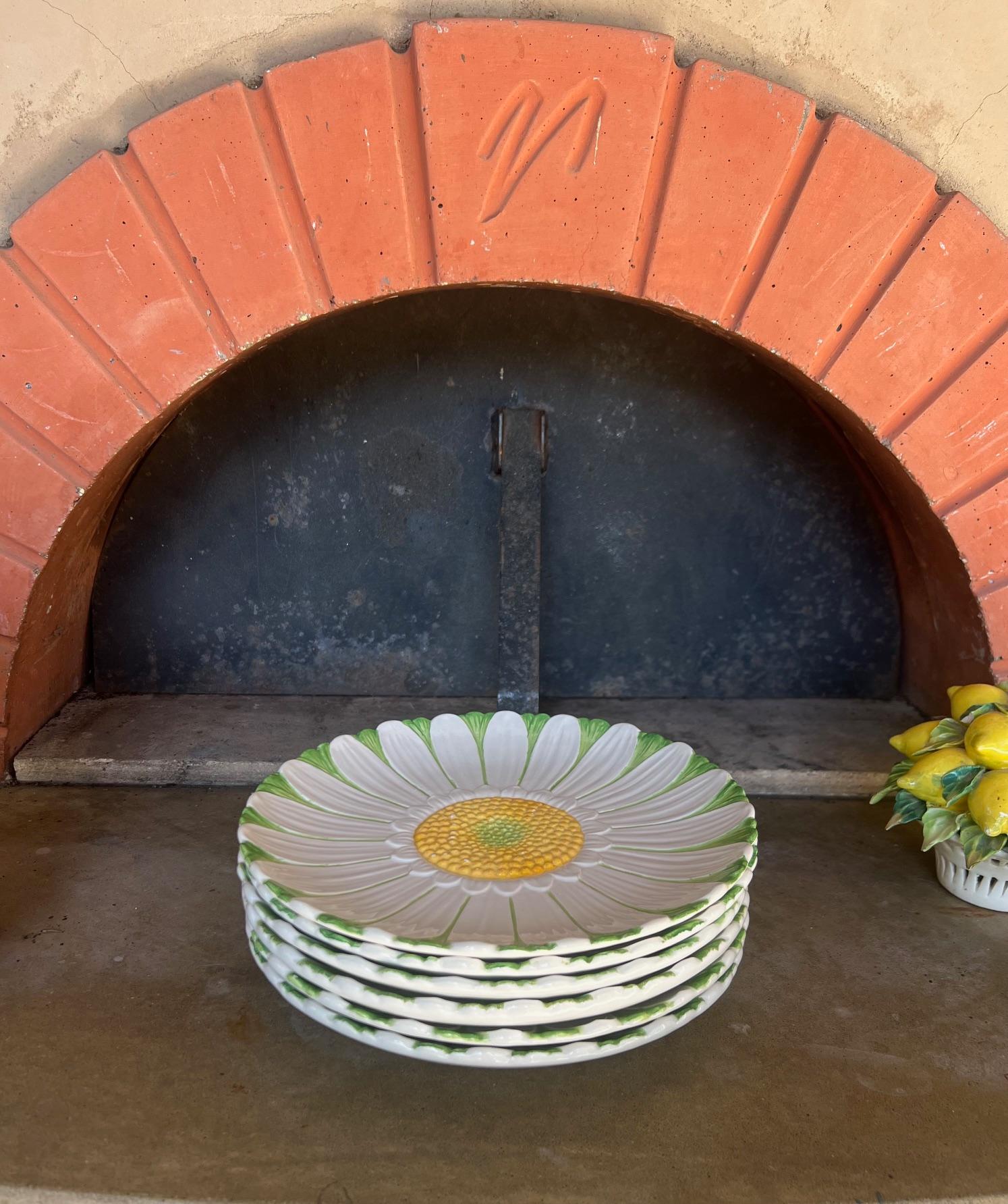 Mottahedeh Italian Daisy Plates, Set of 6, C. 1960's In Good Condition For Sale In Ross, CA