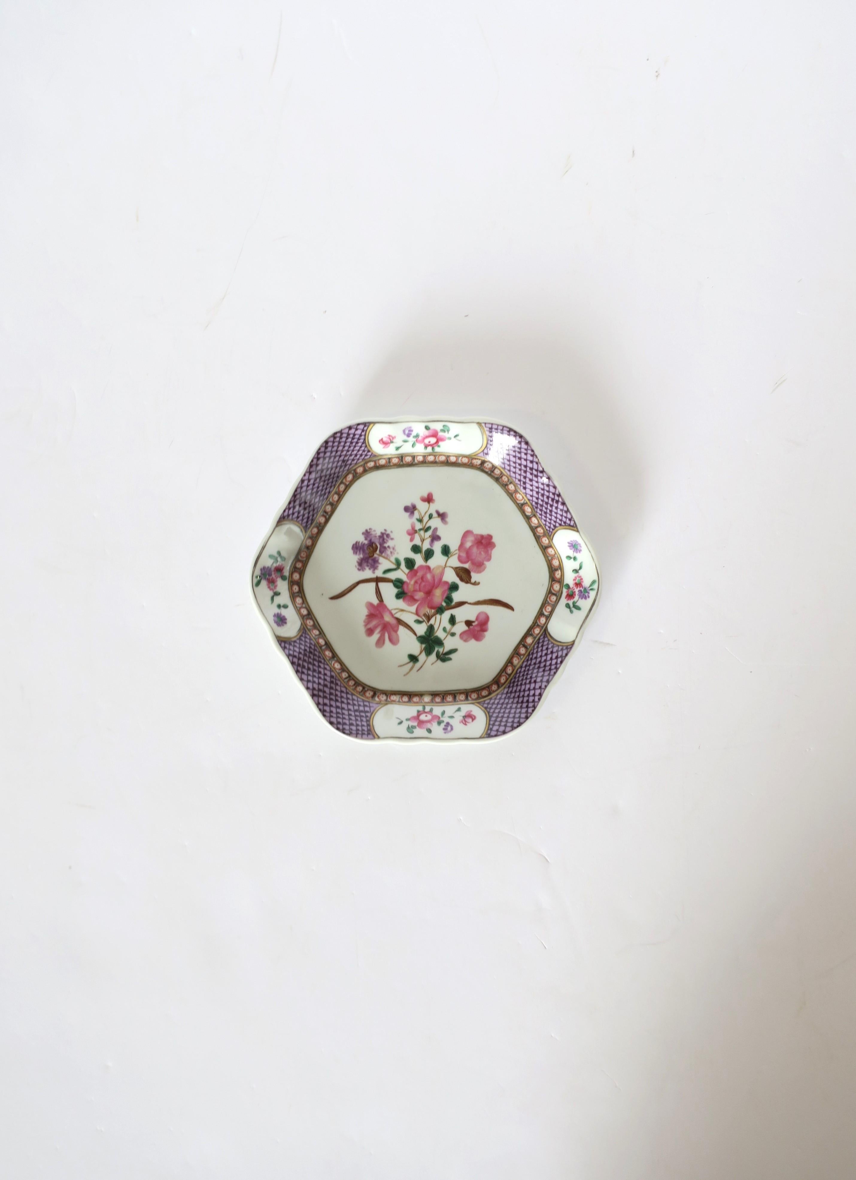 Portugais Plat à bijoux en porcelaine violet et blanc de la collection Rockefeller de Mottahedeh  en vente