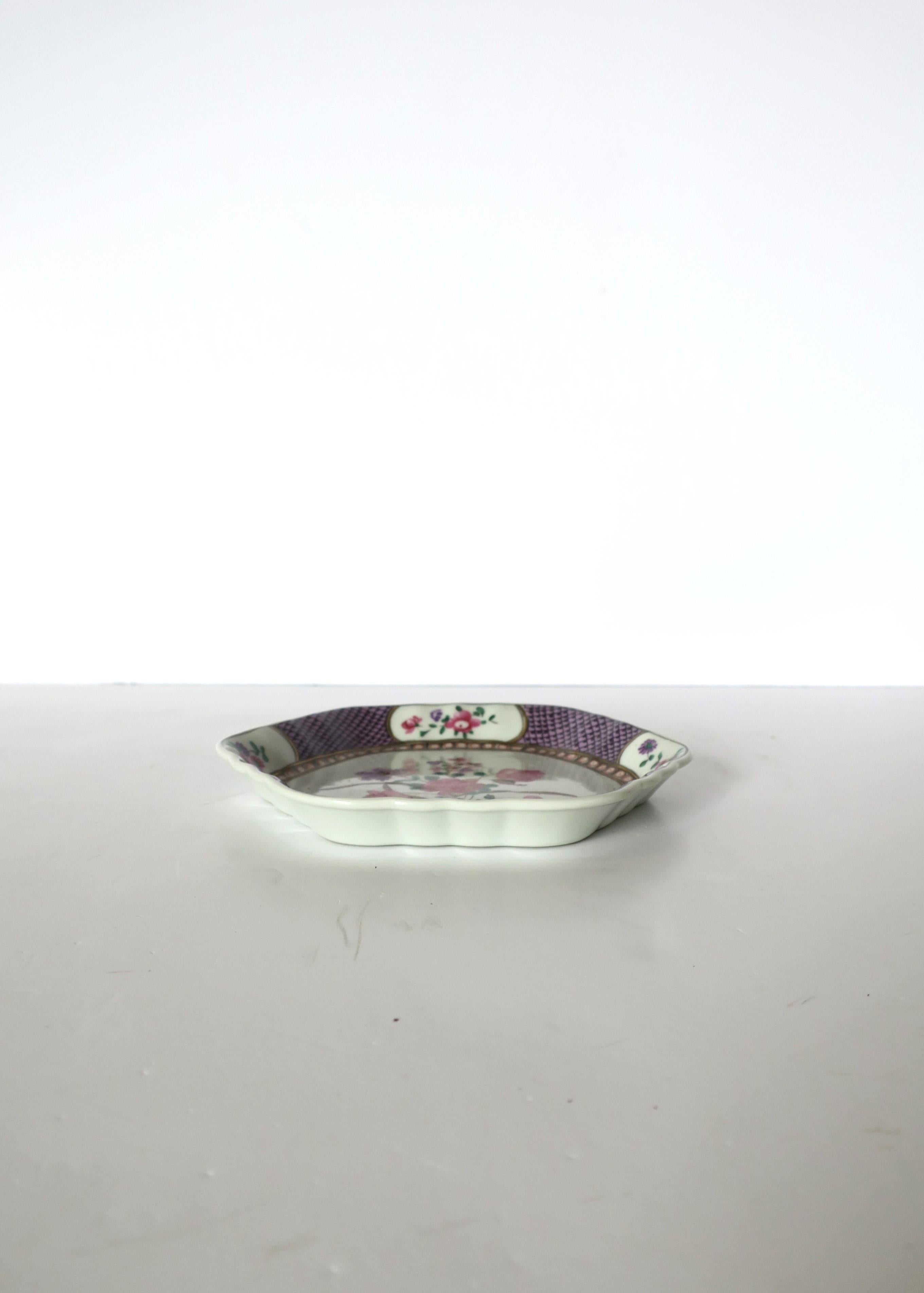 Mottahedeh Rockefeller Collection Porcelain Purple and White Jewelry Dish In Good Condition For Sale In New York, NY