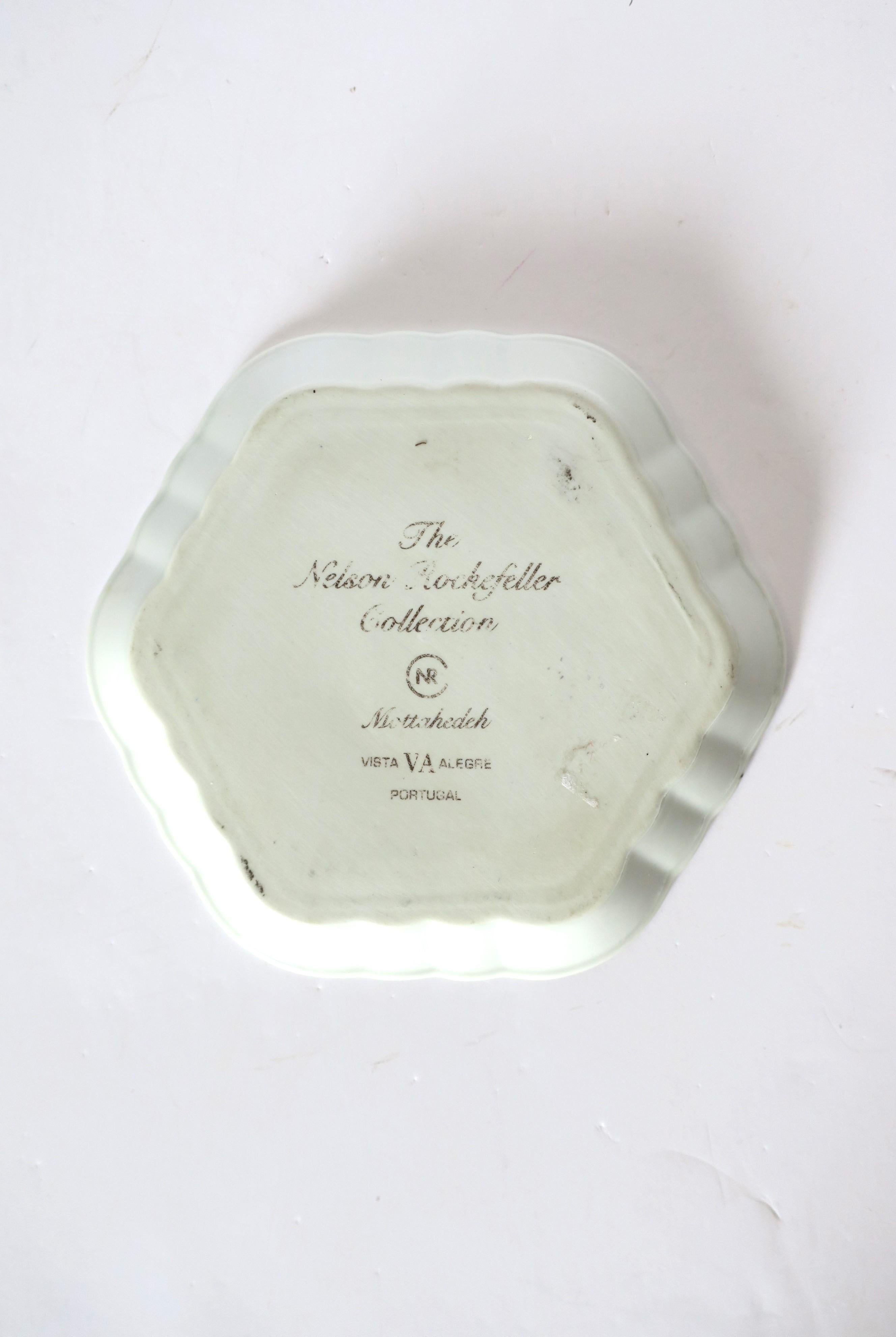 Porcelaine Plat à bijoux en porcelaine violet et blanc de la collection Rockefeller de Mottahedeh  en vente