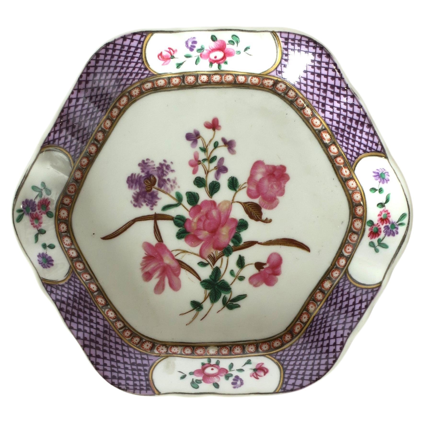 Plat à bijoux en porcelaine violet et blanc de la collection Rockefeller de Mottahedeh 