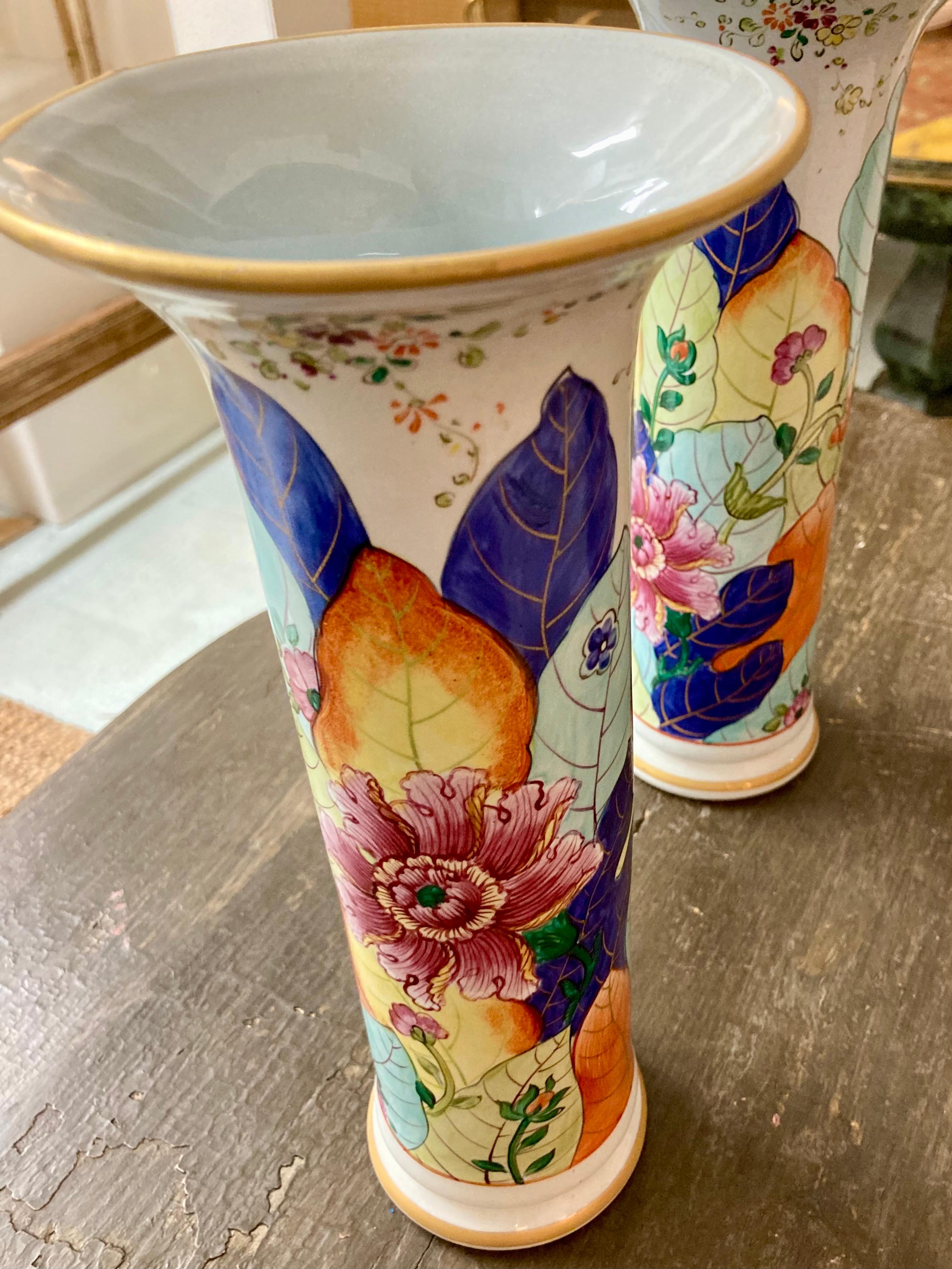 Céramique Paire de vases à feuilles de tabac de style Mottahedeh en vente