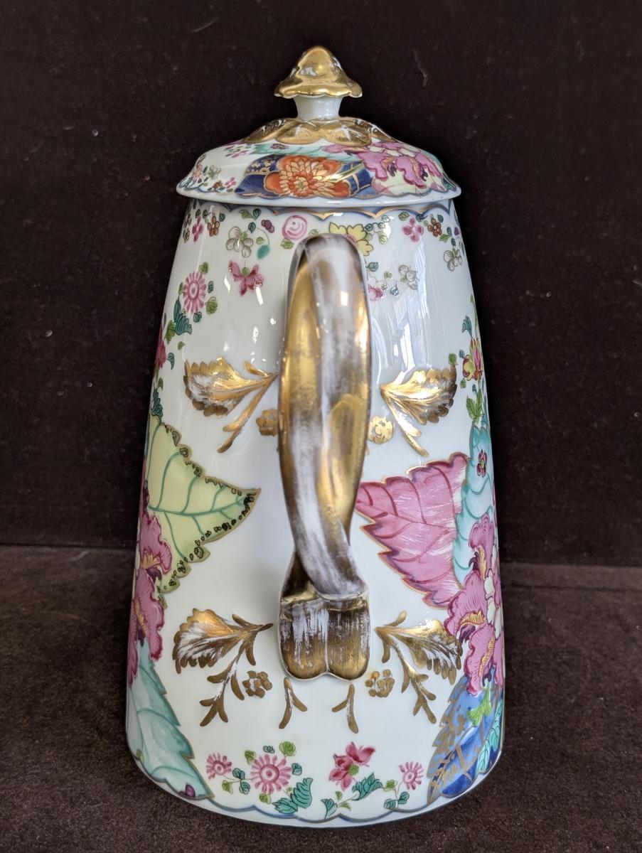 Mottahedeh “Tobacco Leaf” Coffee Pot & Lid In Good Condition For Sale In Oakwood, GA
