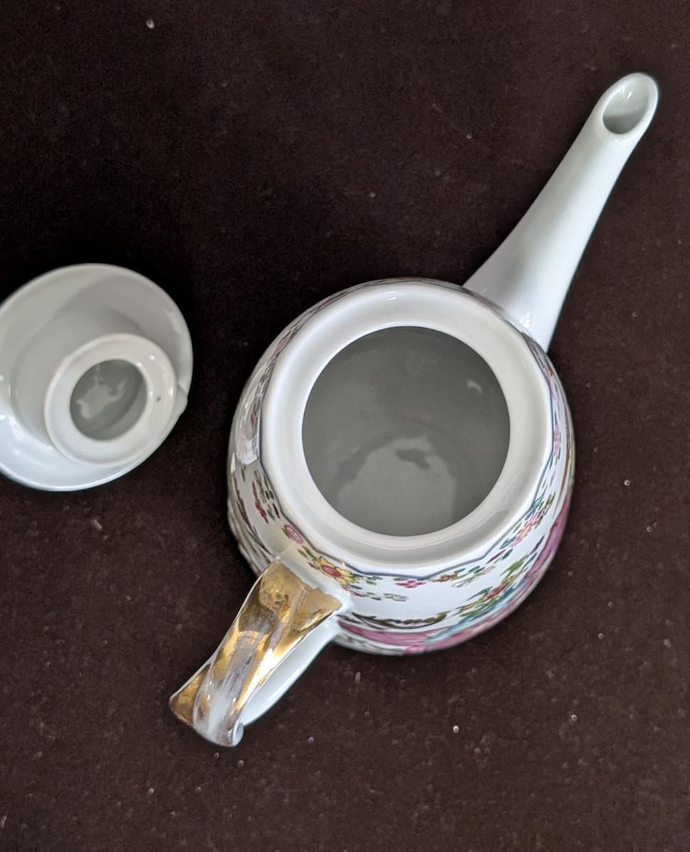 Porcelain Mottahedeh “Tobacco Leaf” Coffee Pot & Lid For Sale