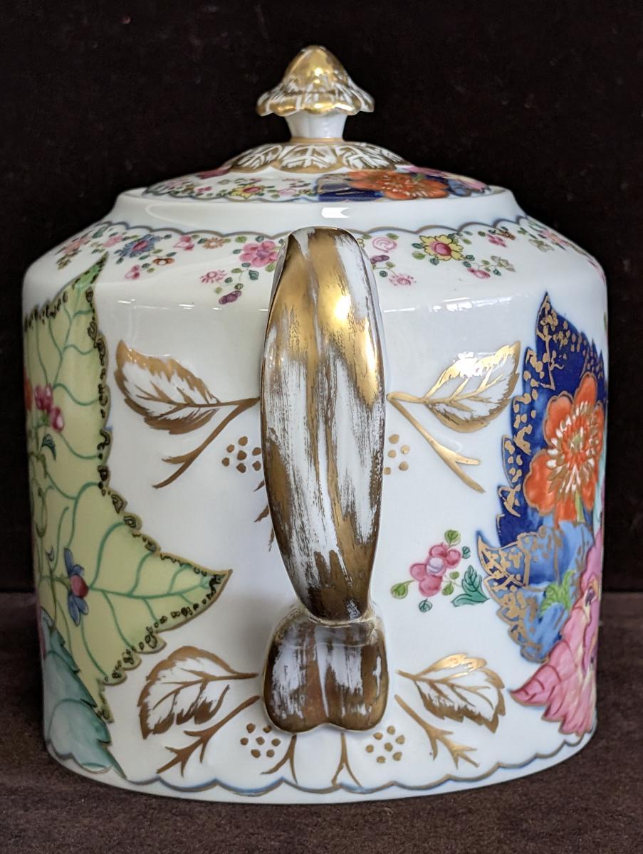 Mottahedeh “Tobacco Leaf” Teapot & Lid In Good Condition For Sale In Oakwood, GA
