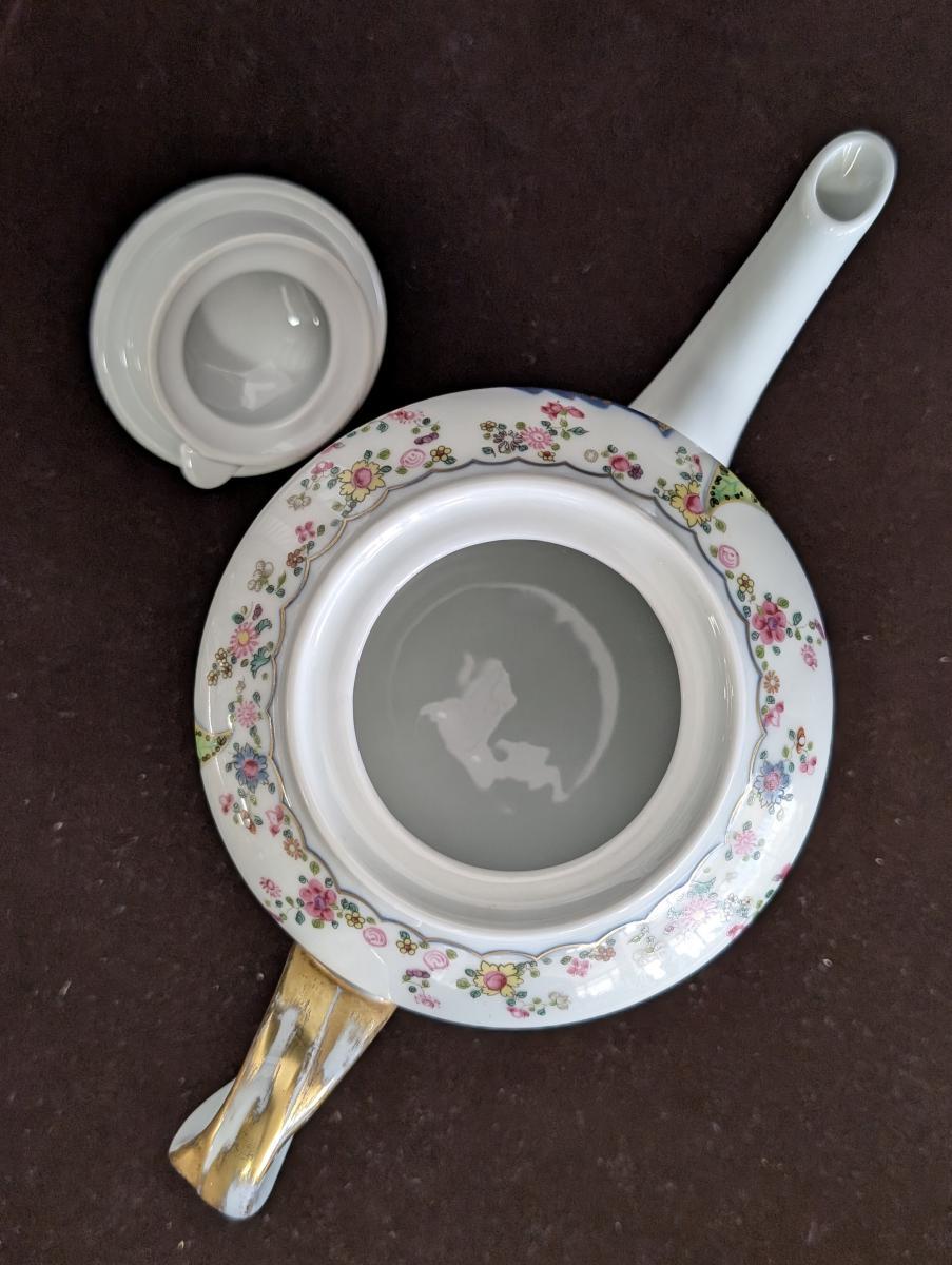 Porcelain Mottahedeh “Tobacco Leaf” Teapot & Lid For Sale