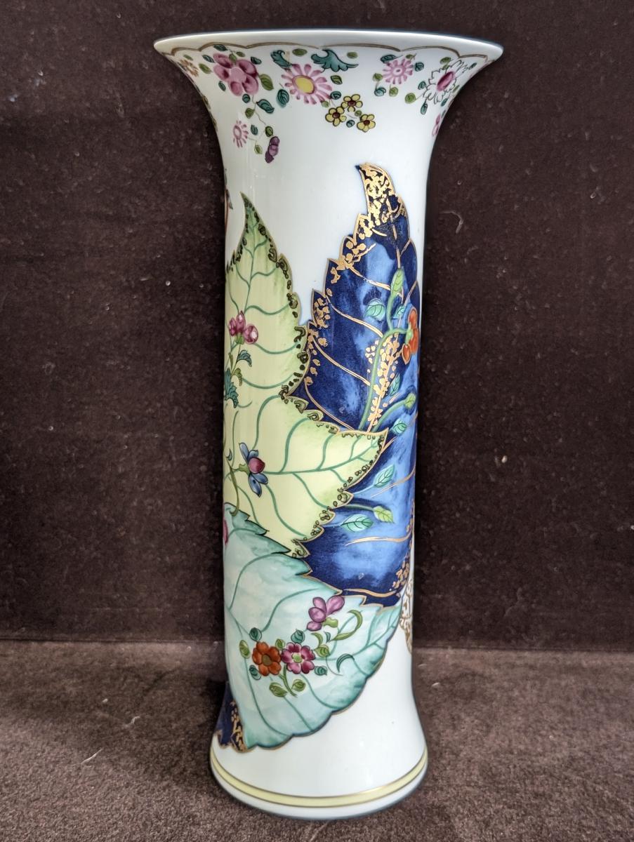Mottahedeh “Tobacco Leaf” Trumpet Vase In Good Condition For Sale In Oakwood, GA