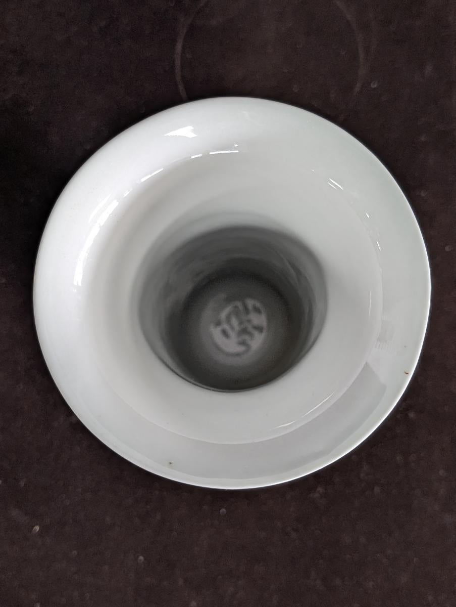 20th Century Mottahedeh “Tobacco Leaf” Trumpet Vase For Sale