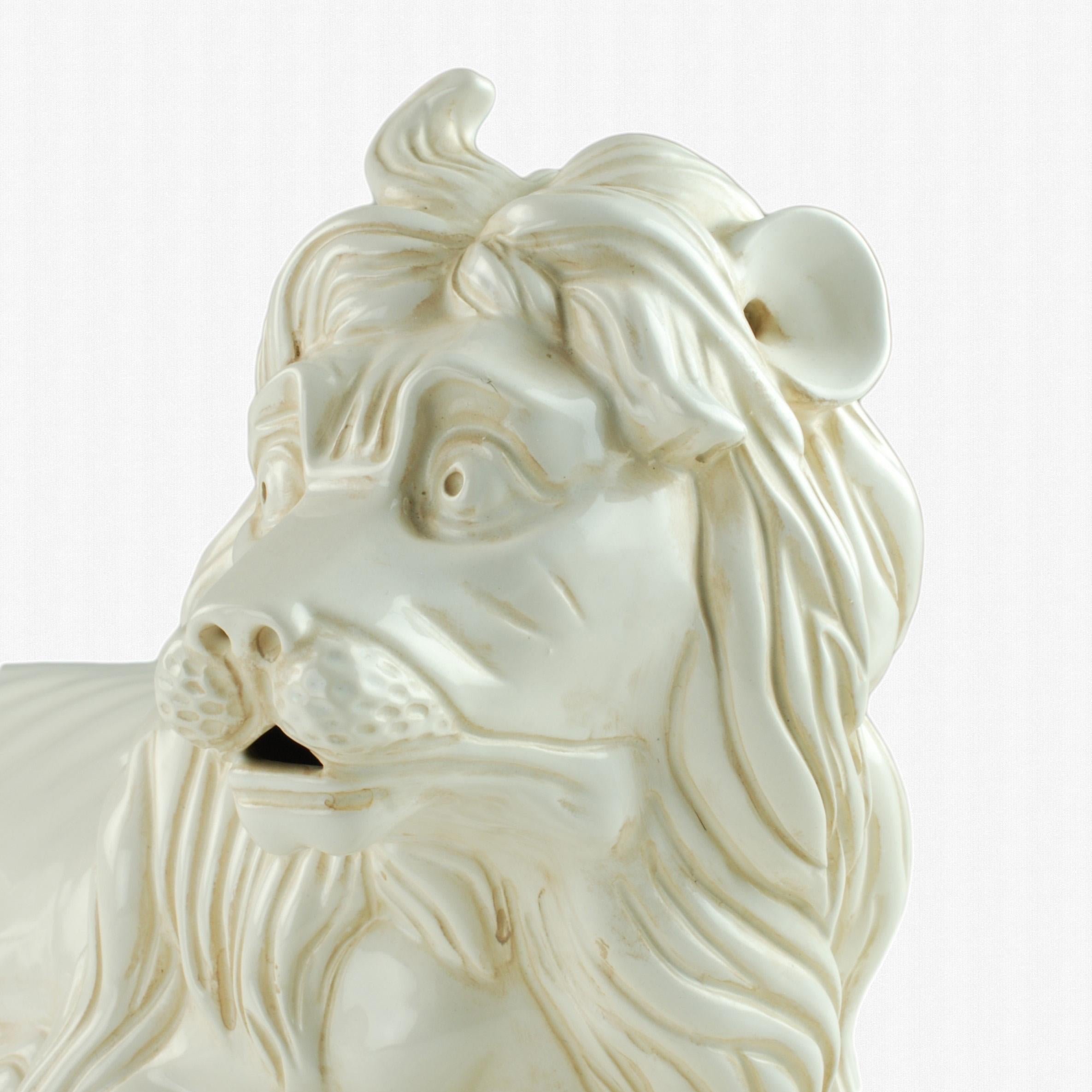 Cette grande figurine de lion en majolique a été réalisée par Porcelain de Cuernavaca pour la société Mottahedeh, connue pour ses reproductions d'antiquités en céramique et ses dessins historiques. Le dessin a été exécuté au début du XVIIIe siècle
