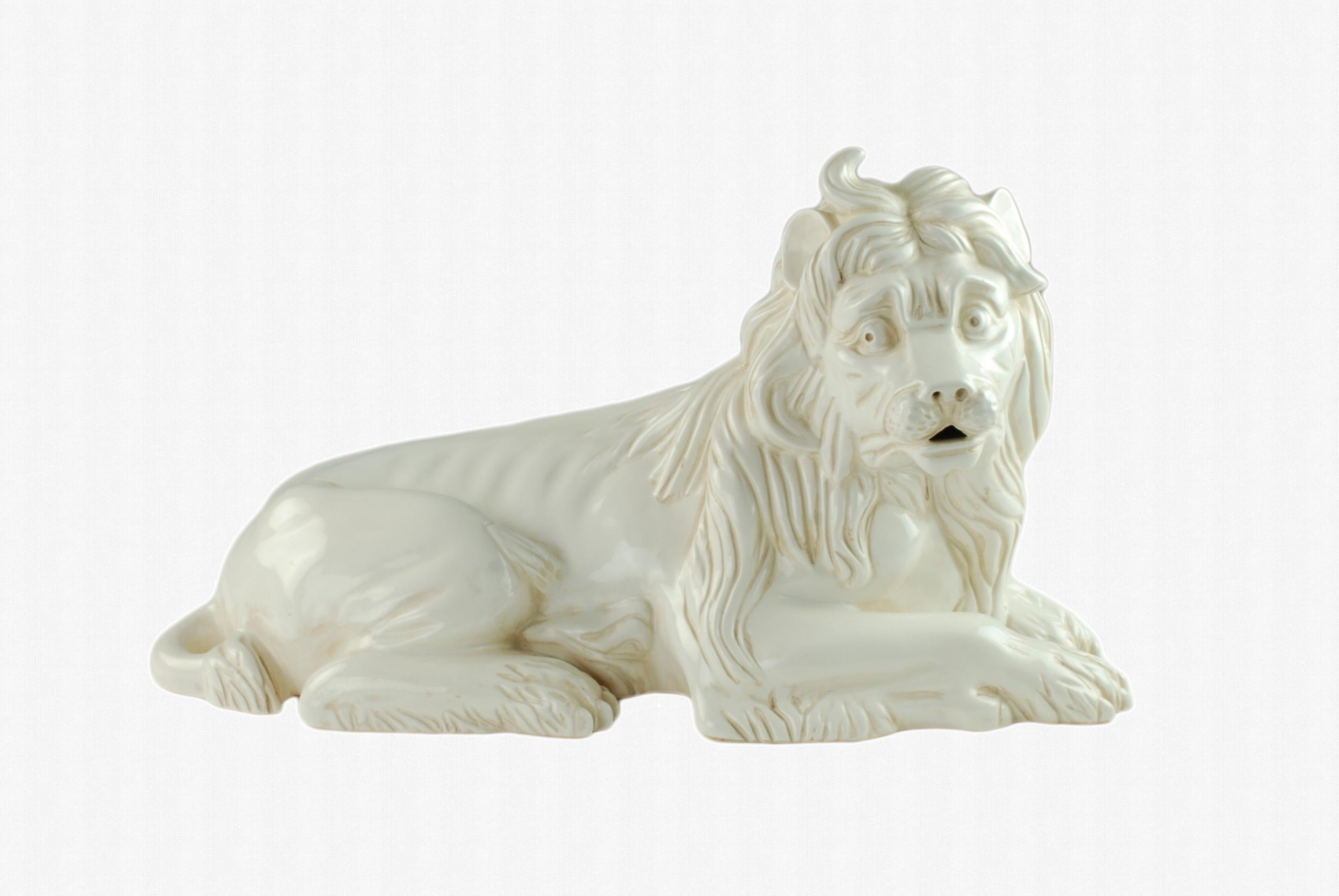 Mottahedeh Weiß glasierte Majolika-Figur eines liegenden Löwen nach Kaendler (Mexikanisch) im Angebot