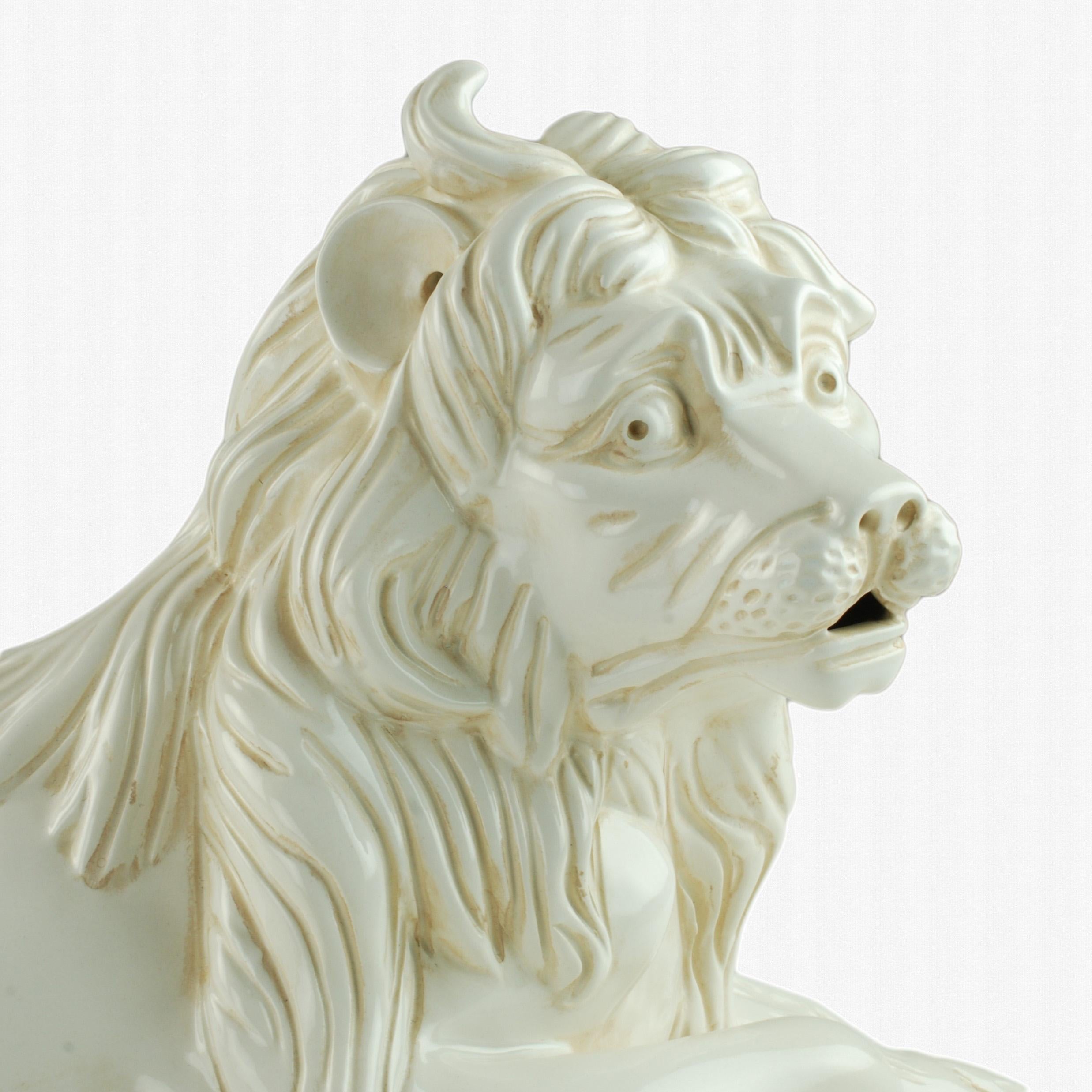 Mottahedeh Weiß glasierte Majolika-Figur eines liegenden Löwen nach Kaendler (Neoklassisch) im Angebot