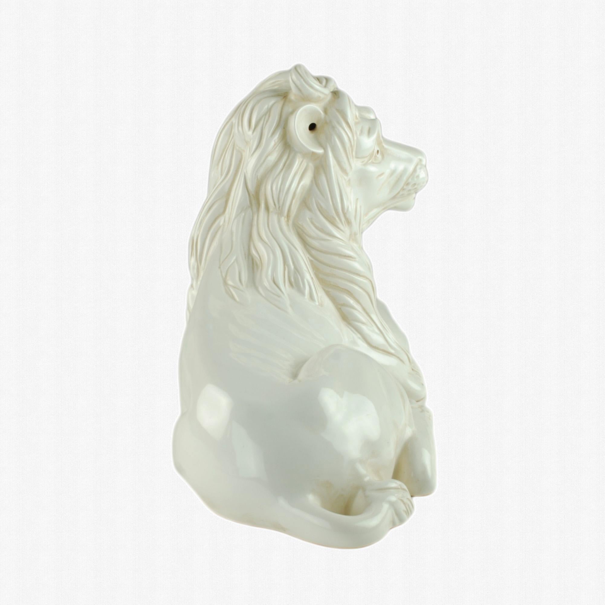 Mottahedeh Weiß glasierte Majolika-Figur eines liegenden Löwen nach Kaendler (20. Jahrhundert) im Angebot