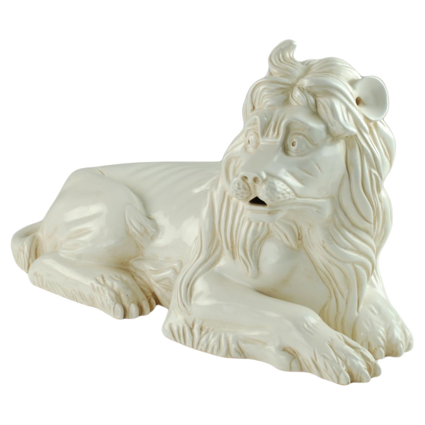 Figure de lion couché en majolique émaillée blanche Mottahedeh d'après Kaendler en vente