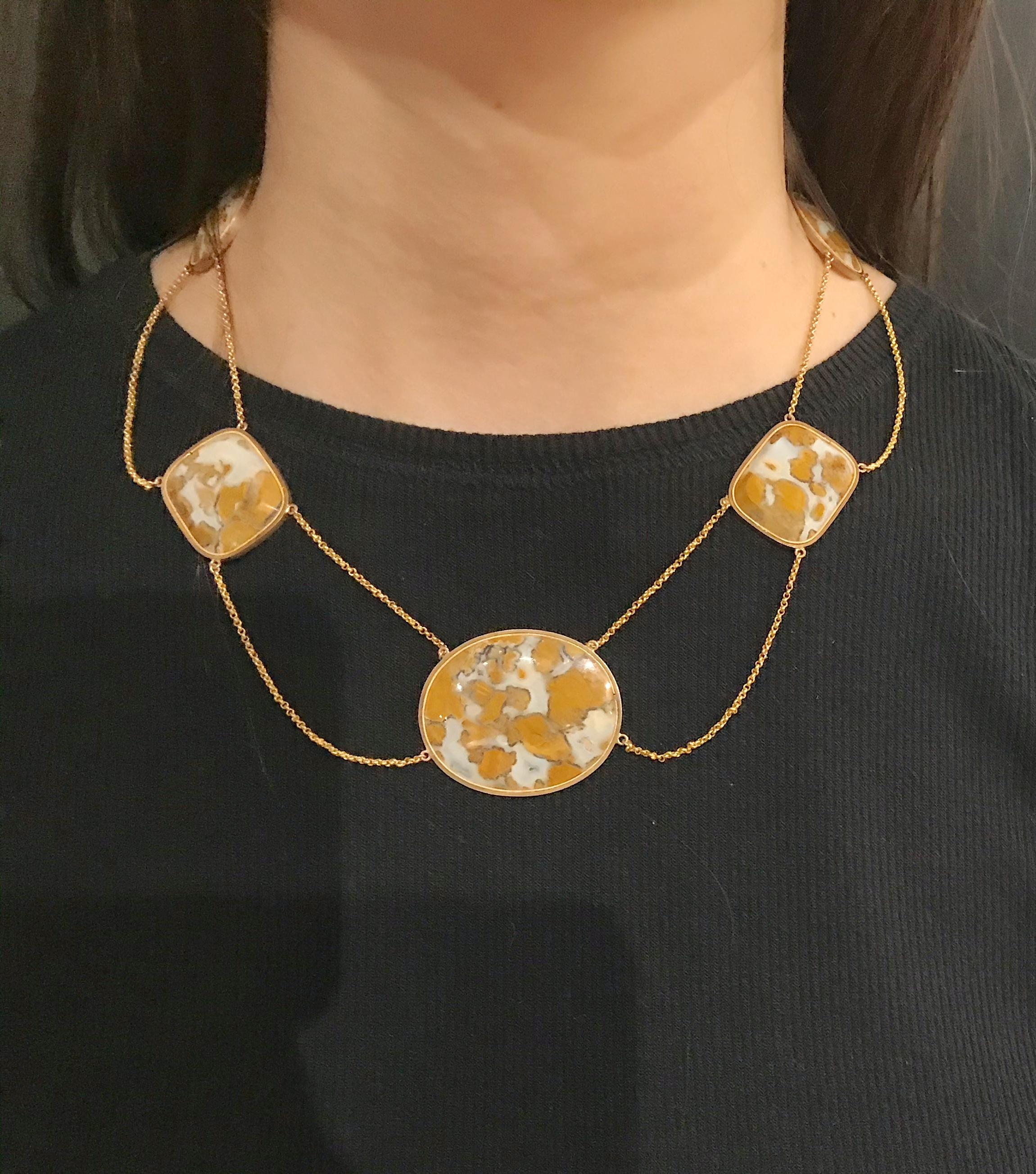 Atemberaubende Swag-Halskette mit natürlichen, milchig-transluzenten, gesprenkelten Achaten mit sicherem Erdton-Design  gerahmt in 14 Karat Gold. Bestehend aus 4 ovalen und quadratischen Bügeln und einem großen ovalen Bügel in der Mitte, die alle an