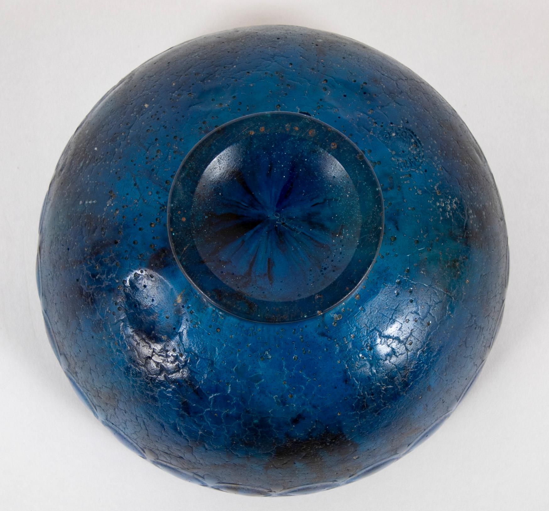 20ième siècle Francois Decorchemont Coupe à pied en verre de Pate de Verre en bleu tacheté en vente