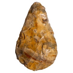 Braun-orange gesprenkeltes frühmenschliches Steinwerkzeug