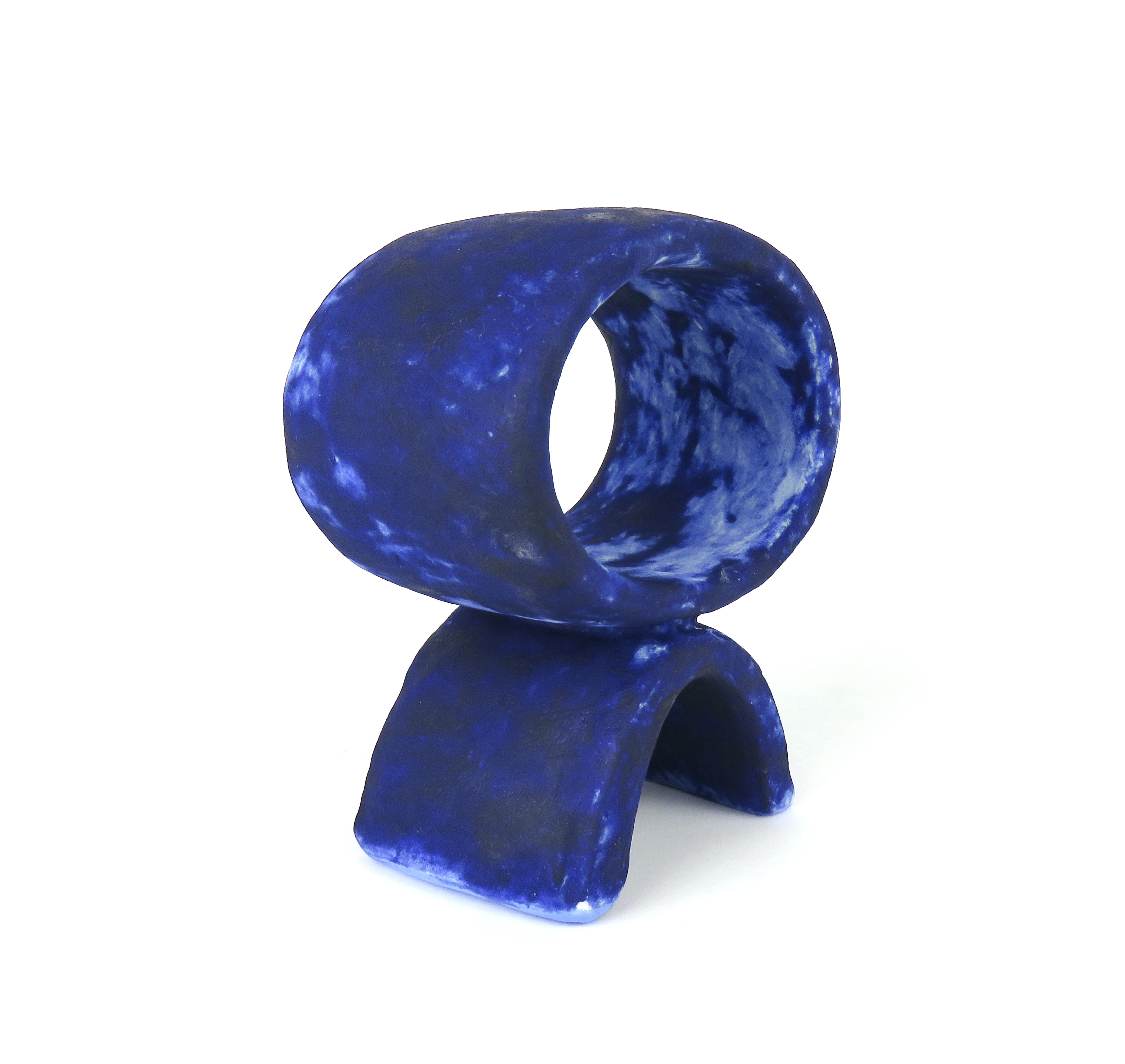 Totem en céramique mouchetée de bleu profond, fabriqué à la main, large ovale sur pied incurvé Neuf - En vente à New York, NY