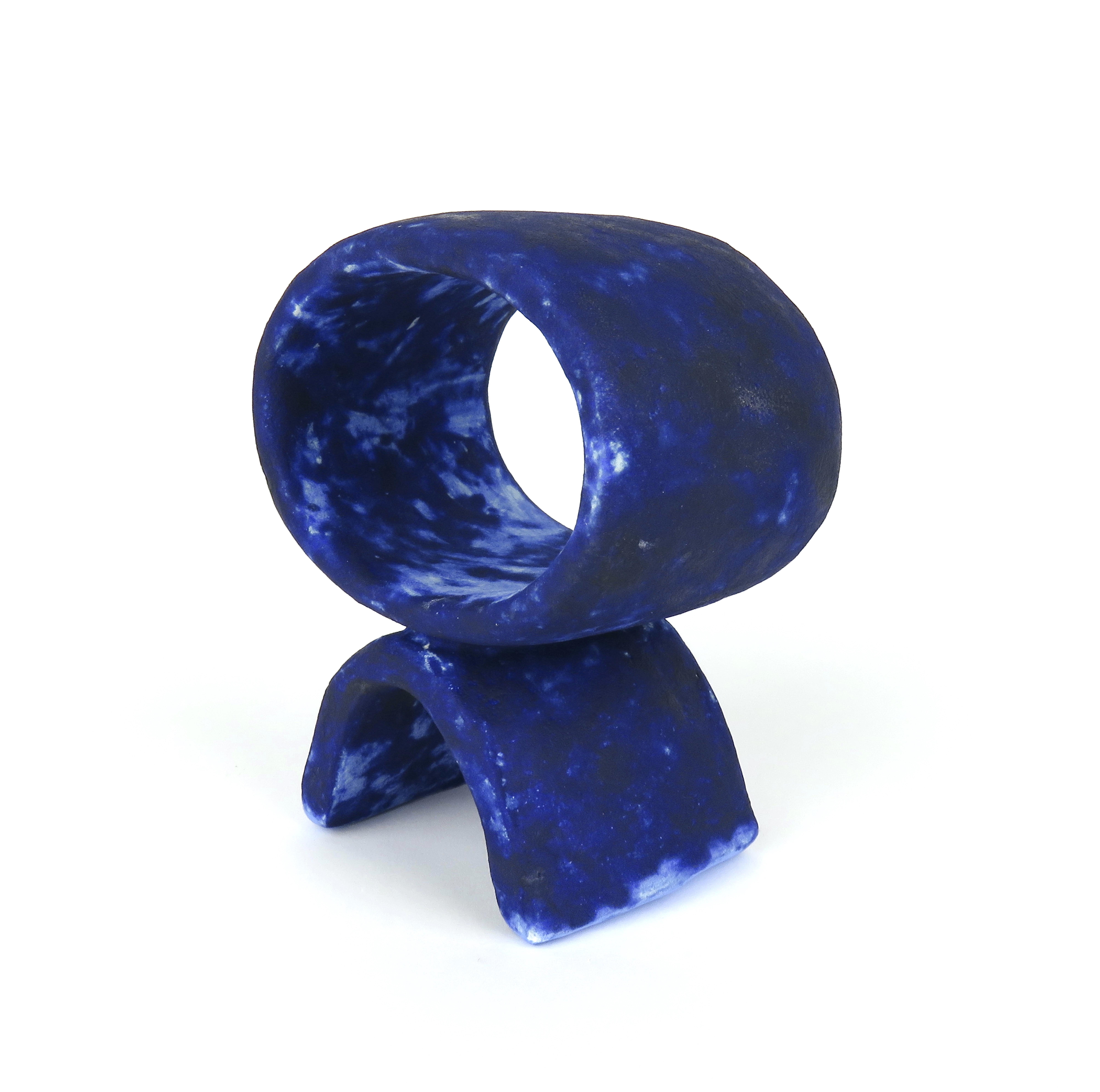 Mottled Deep Blue Handgefertigtes Keramik-Totem, breites Oval auf geschwungenem Fuß im Angebot 1