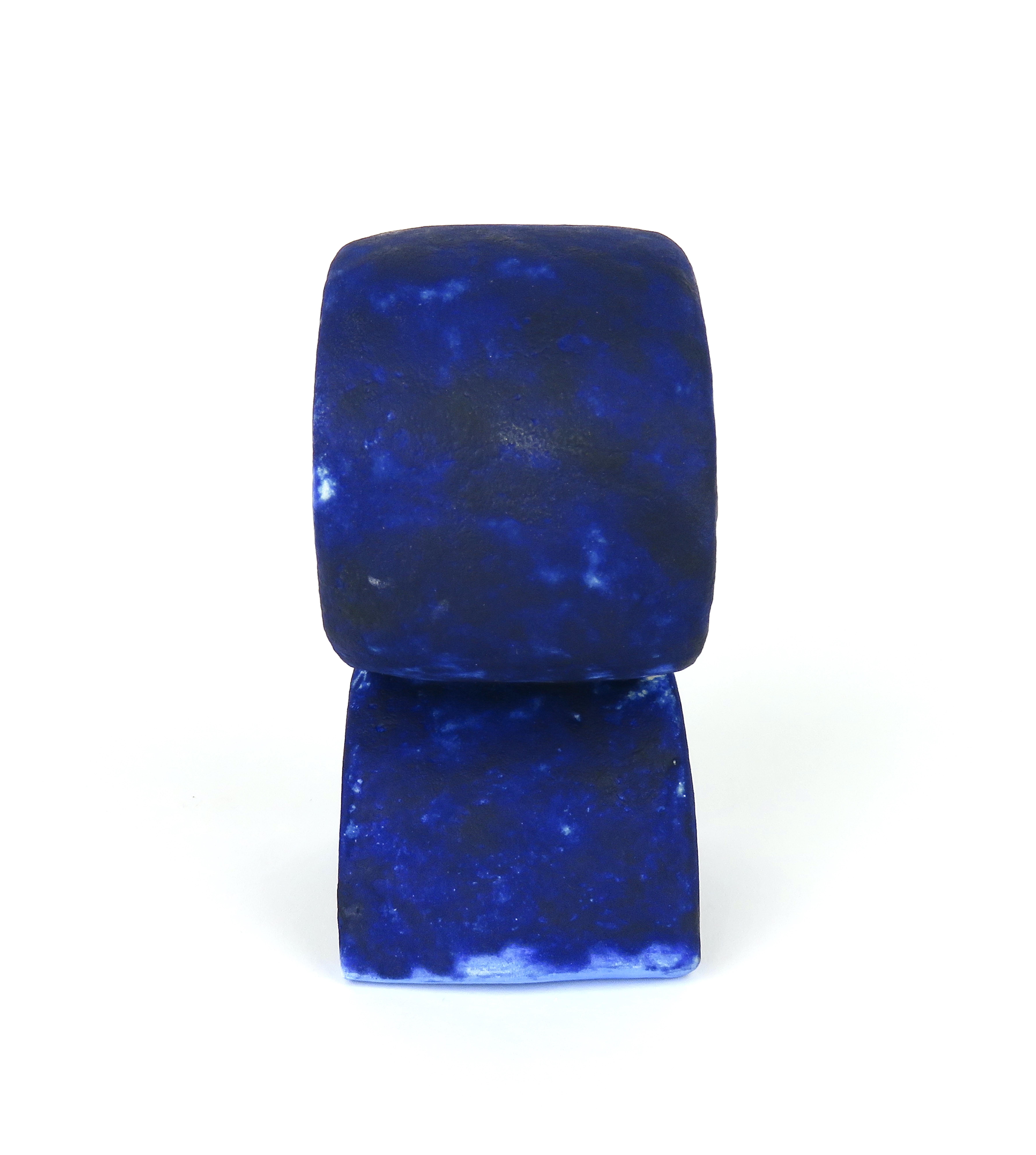 Totem en céramique mouchetée de bleu profond, fabriqué à la main, large ovale sur pied incurvé en vente 2