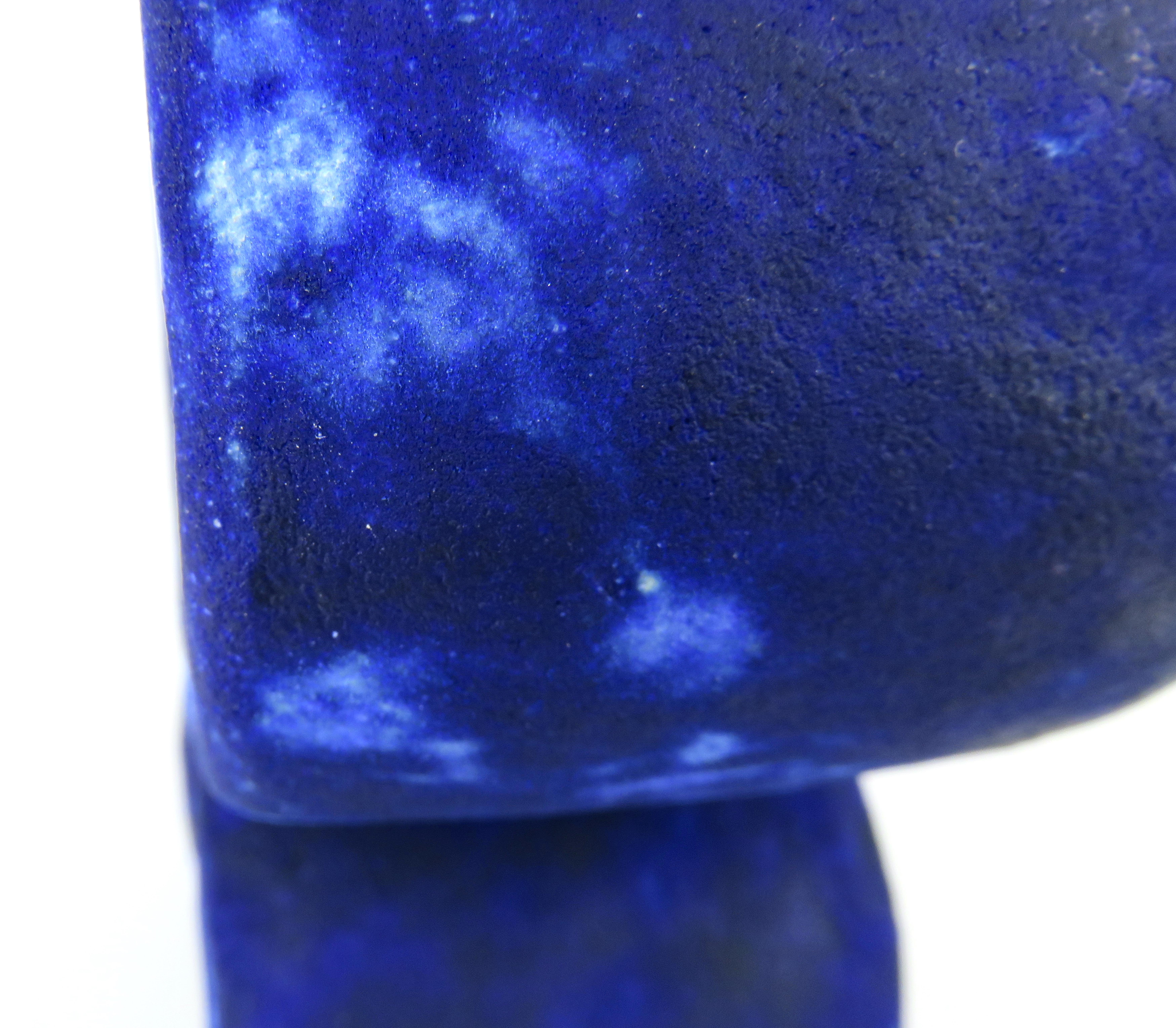 D'un bleu profond tacheté avec des zones claires et sombres, cette étonnante surface de glaçage mat est le résultat d'une erreur dans la chimie du glaçage et j'en suis ravi ! Il me rappelle le bleu Yves Klein, un bleu profond et intense dont je ne