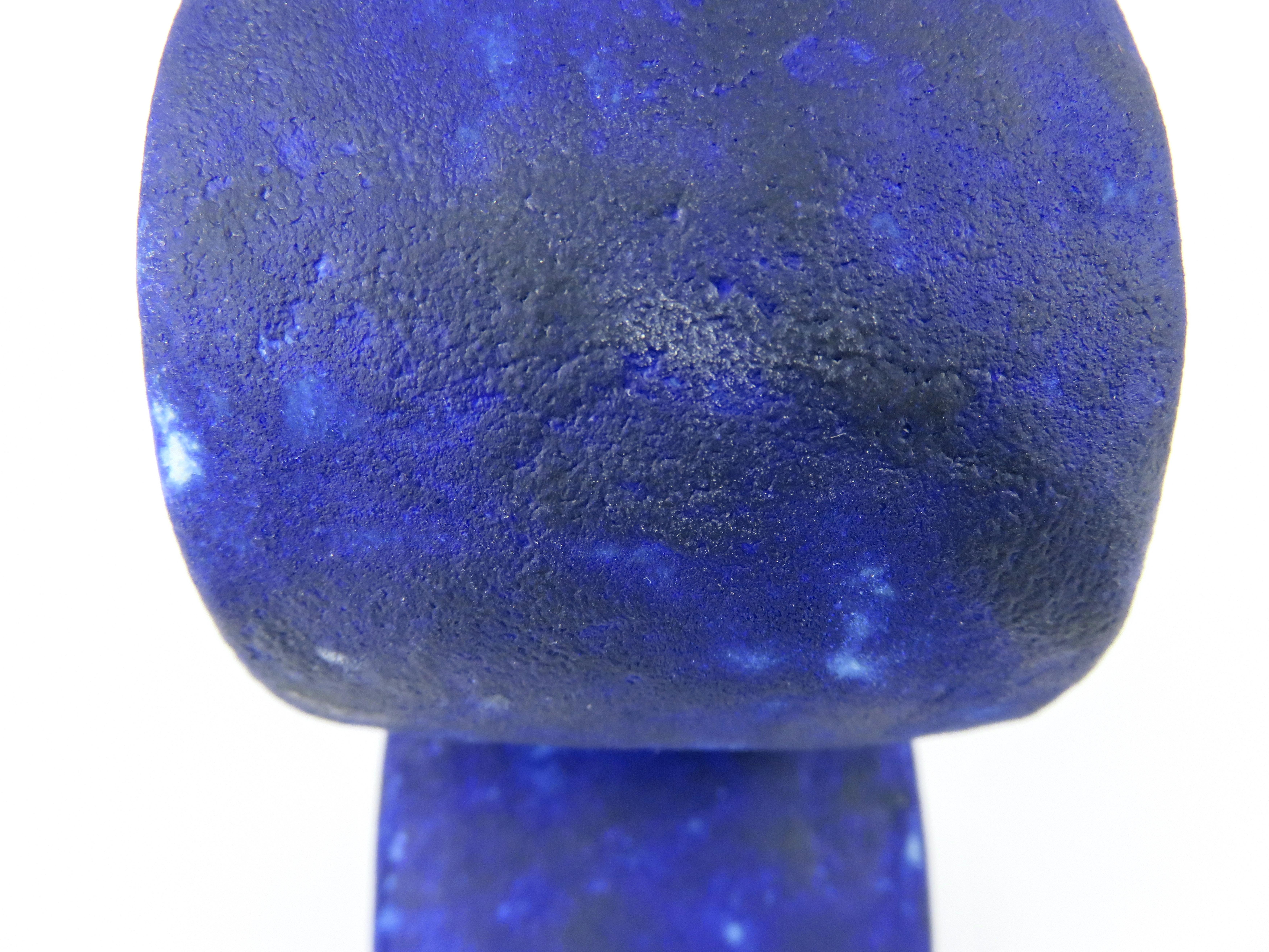 Totem en céramique mouchetée de bleu profond, fabriqué à la main, large ovale sur pied incurvé en vente 9