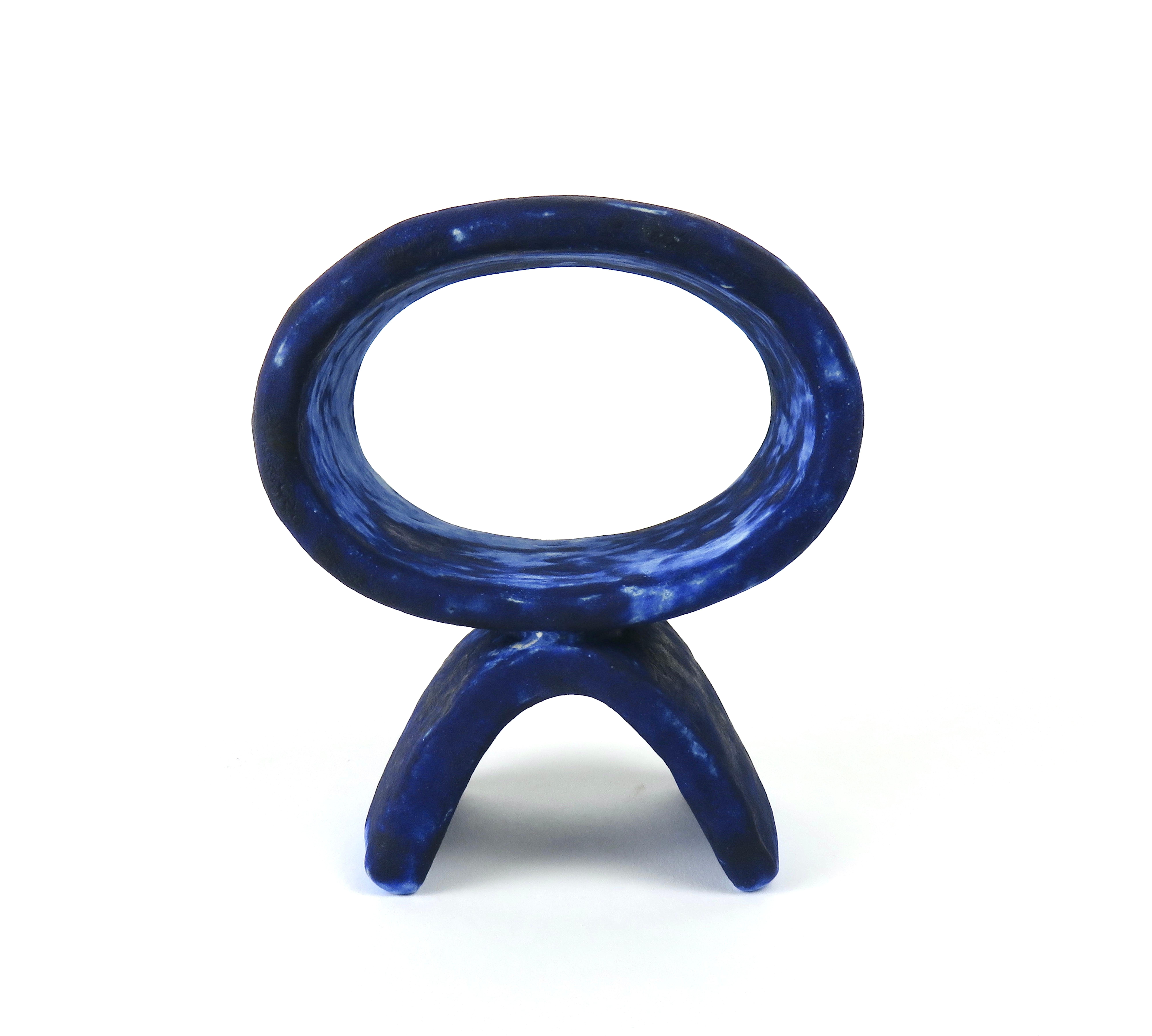 Mottled Deep Blue Handgefertigtes Keramik-Totem, breites Oval auf geschwungenem Fuß (amerikanisch) im Angebot