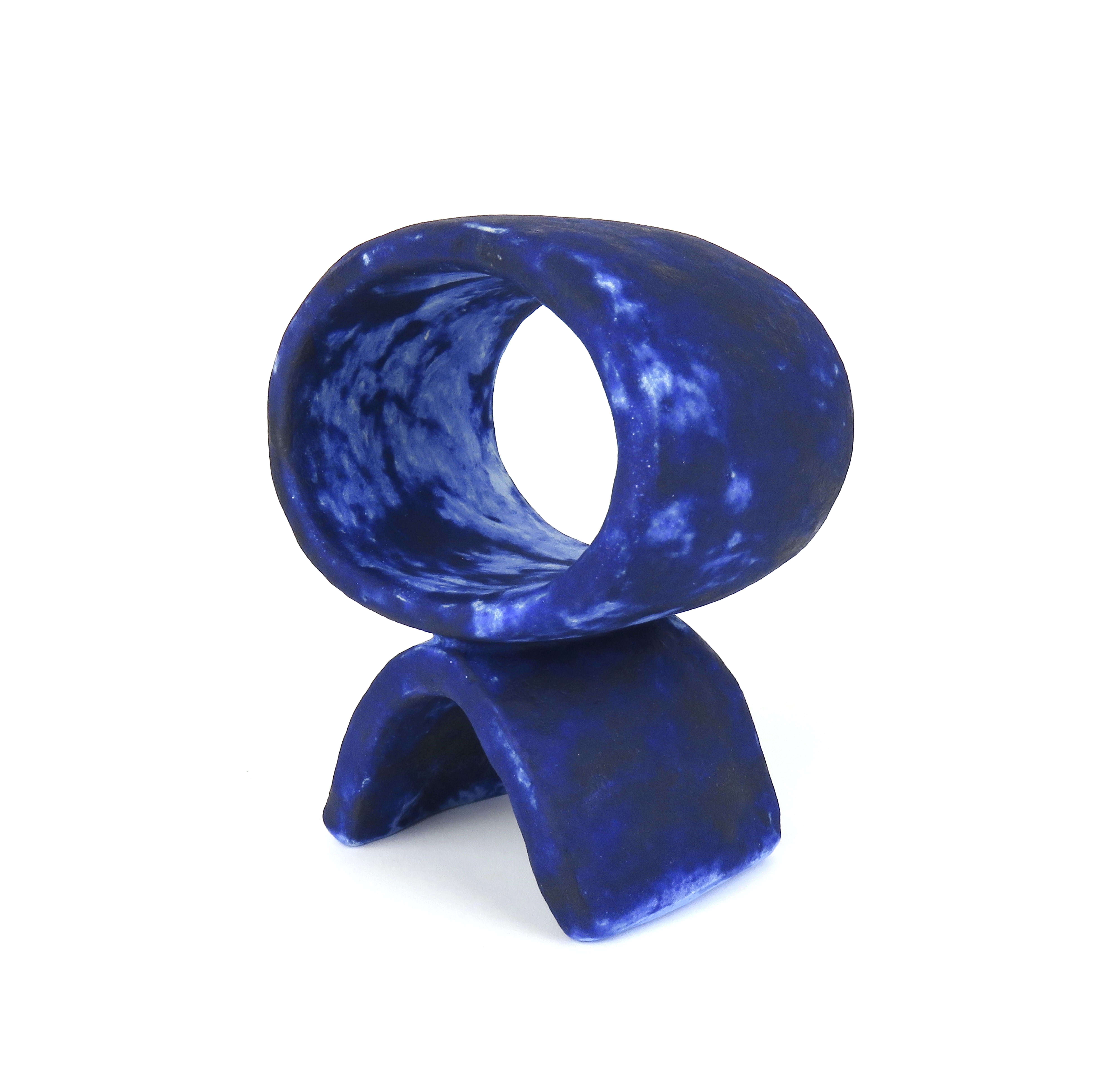 Totem en céramique mouchetée de bleu profond, fabriqué à la main, large ovale sur pied incurvé