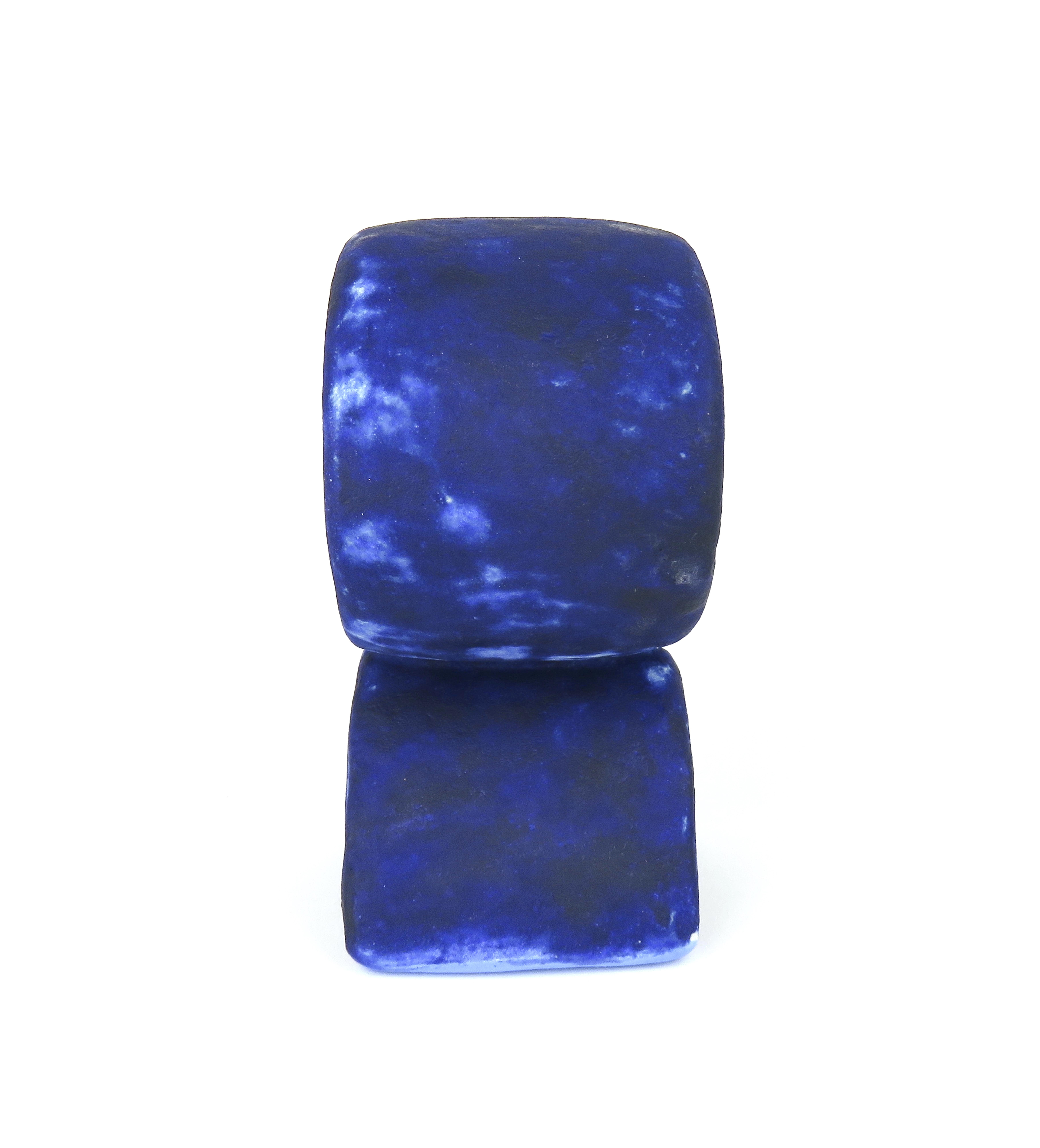 Vernissé Totem en céramique mouchetée de bleu profond, fabriqué à la main, large ovale sur pied incurvé en vente