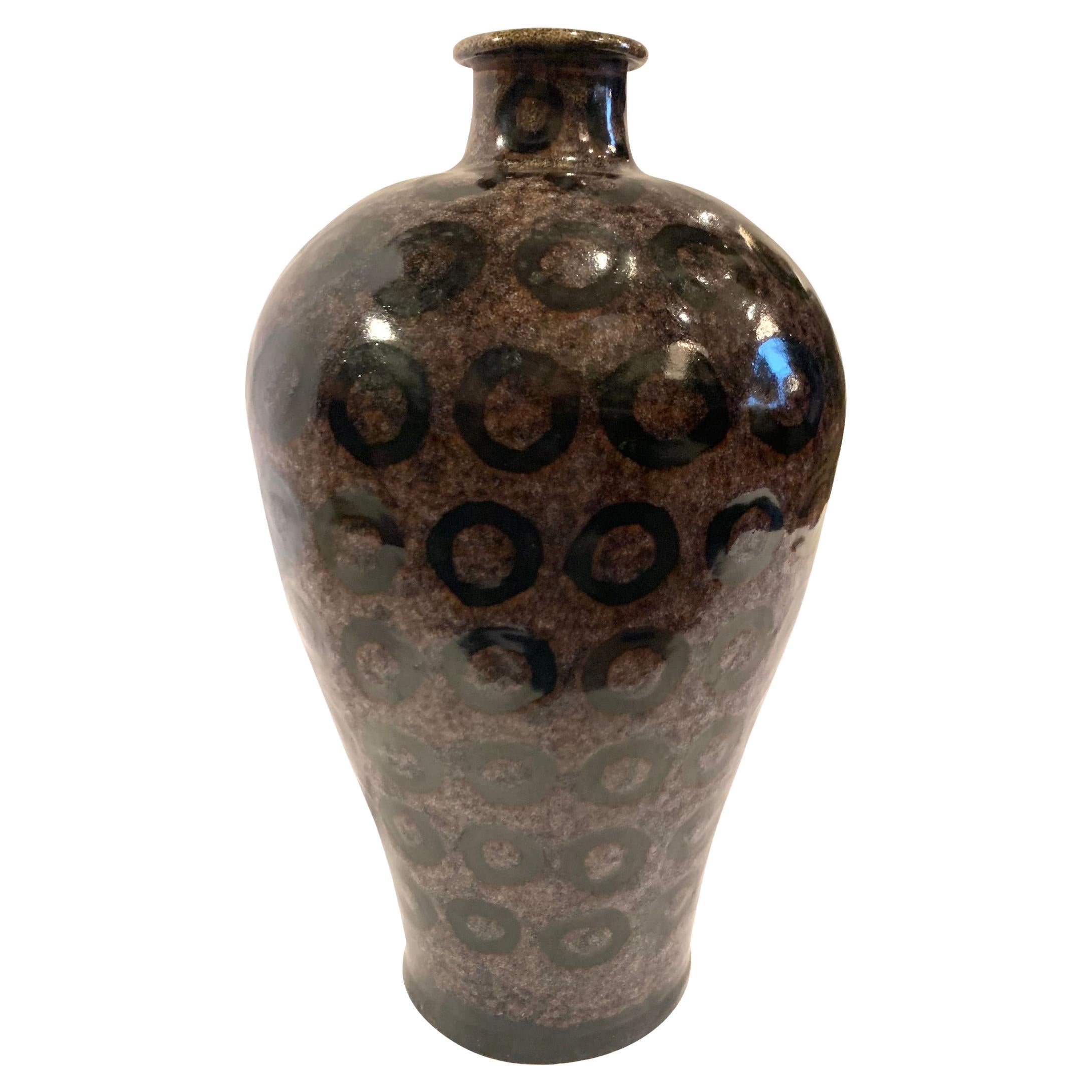 Vase contemporain chinois en grès avec un fond de couleur marbrée avec des cercles noirs peints à la main.
Fait partie d'une grande collection.