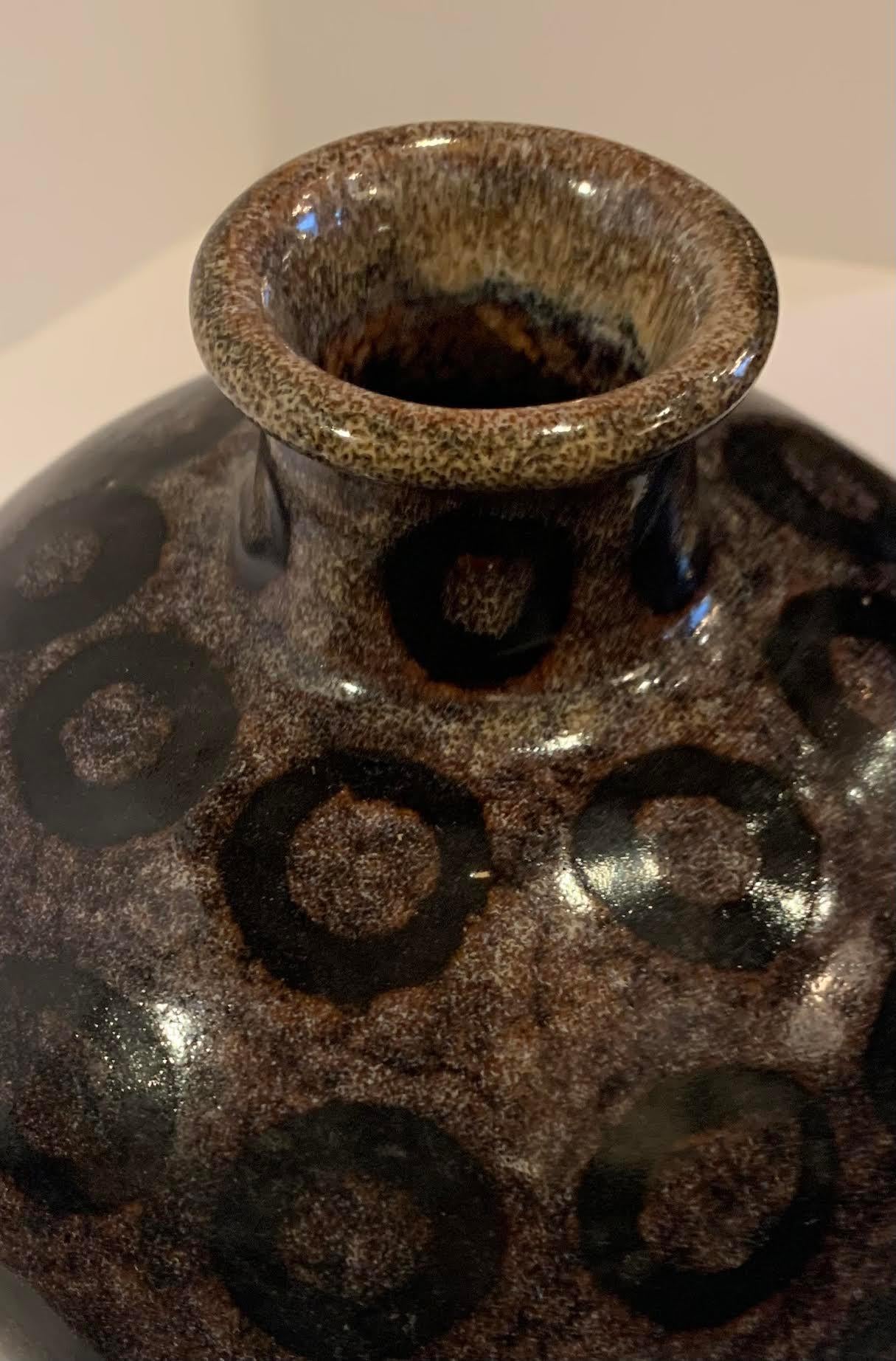 Chinois Vase en forme de cercle noir à fond moulé peint à la main, Chine, contemporain en vente