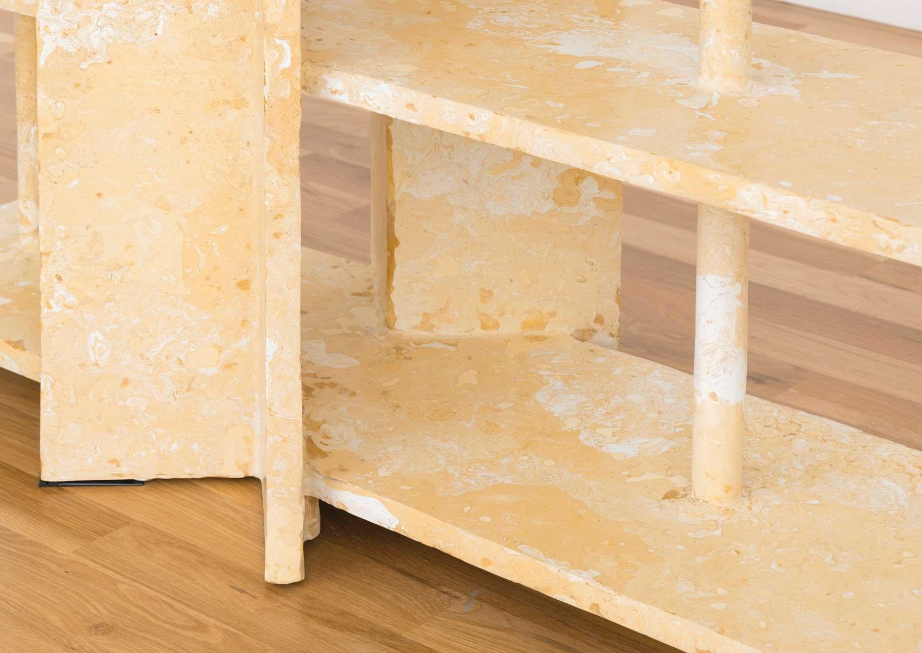 Mottled Shelf est présenté par Volume Gallery

L'étagère Mottled de Ross Hansen est une merveilleuse pièce de rangement pour la maison.
 