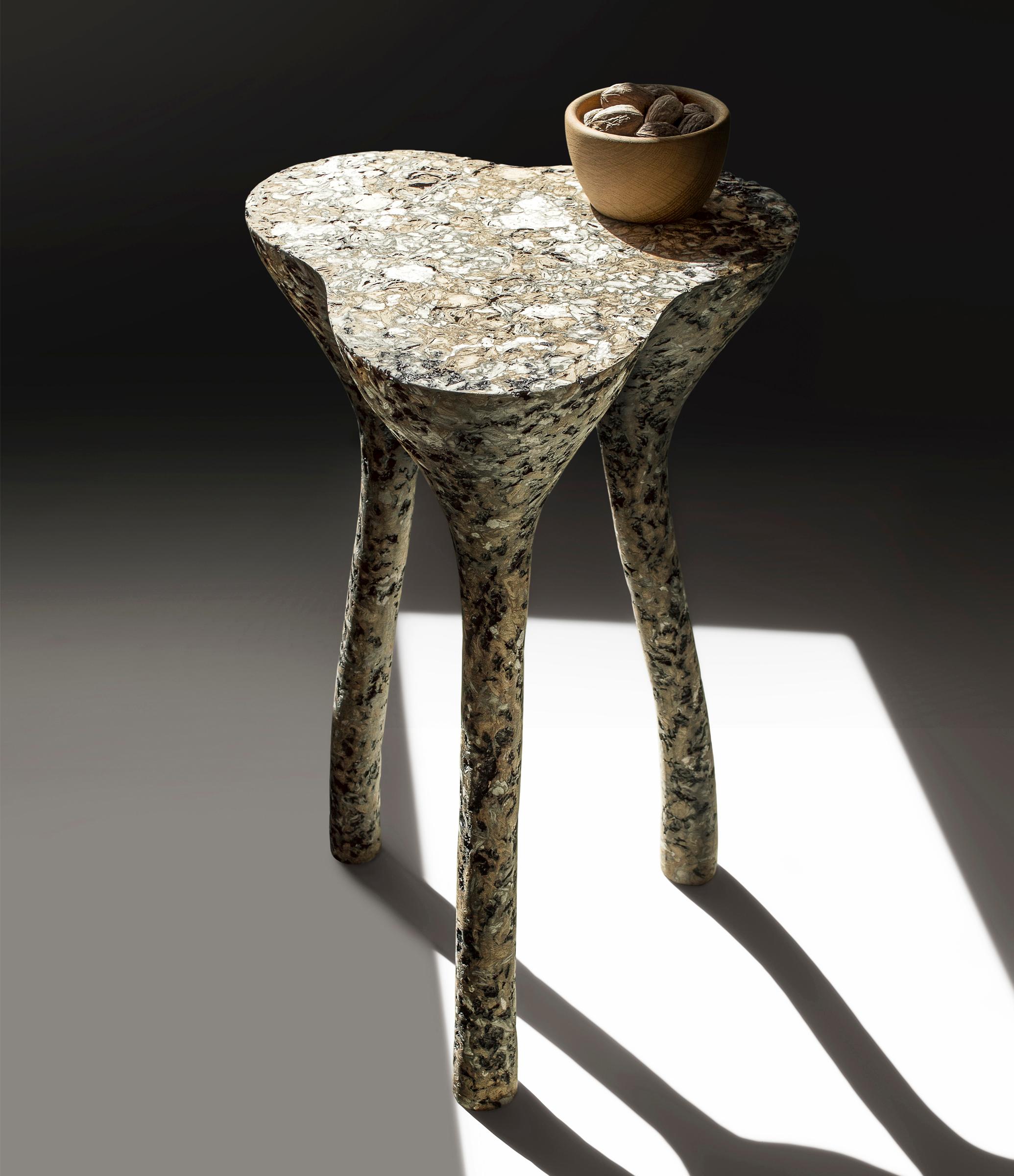 XXIe siècle et contemporain Table d'appoint à trois pieds Mottled Donatas Zukauskas en vente