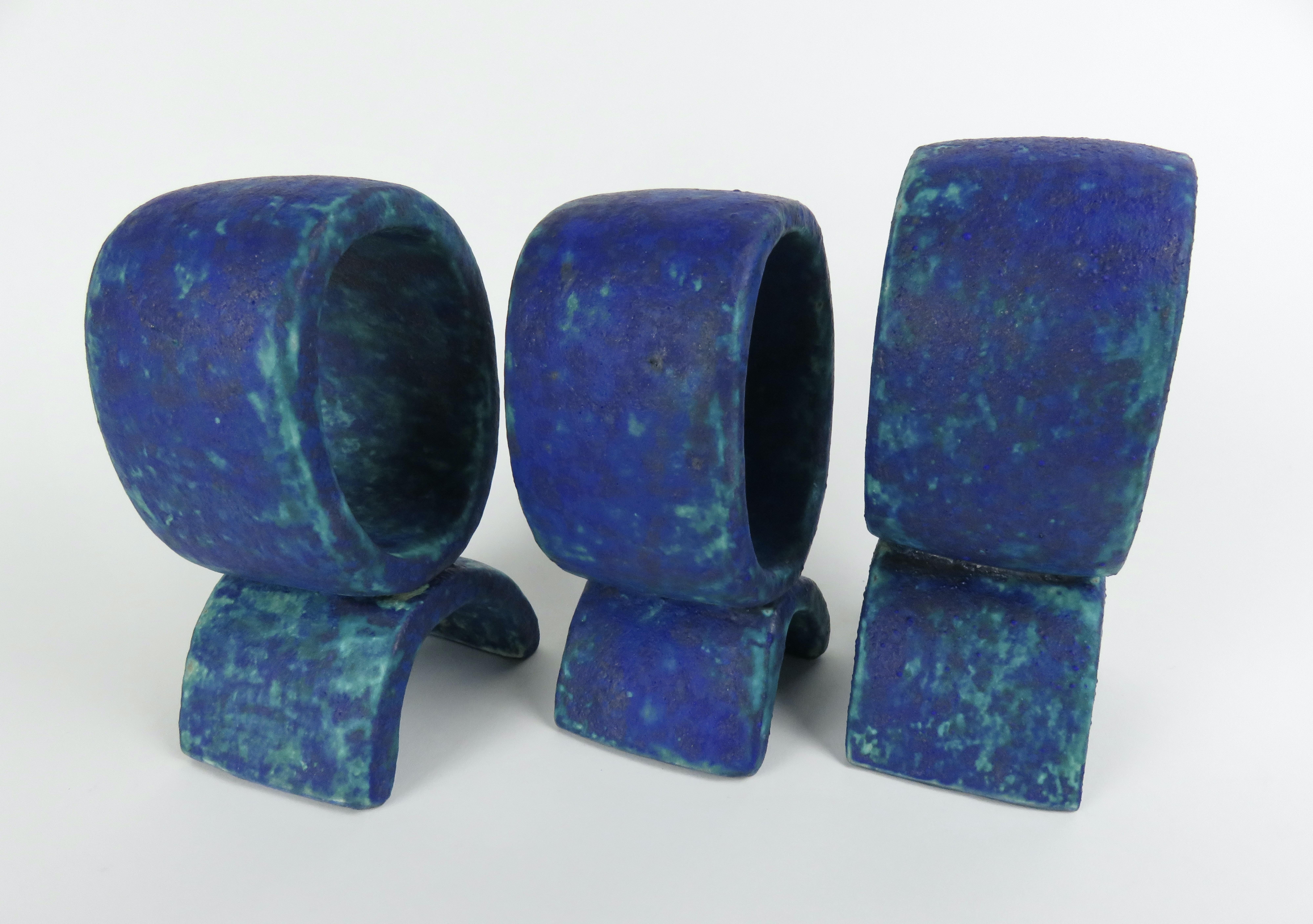 XXIe siècle et contemporain Turquoise mouchetée et bleu profond, 3 totems en céramique, bagues simples sur pieds incurvés en vente