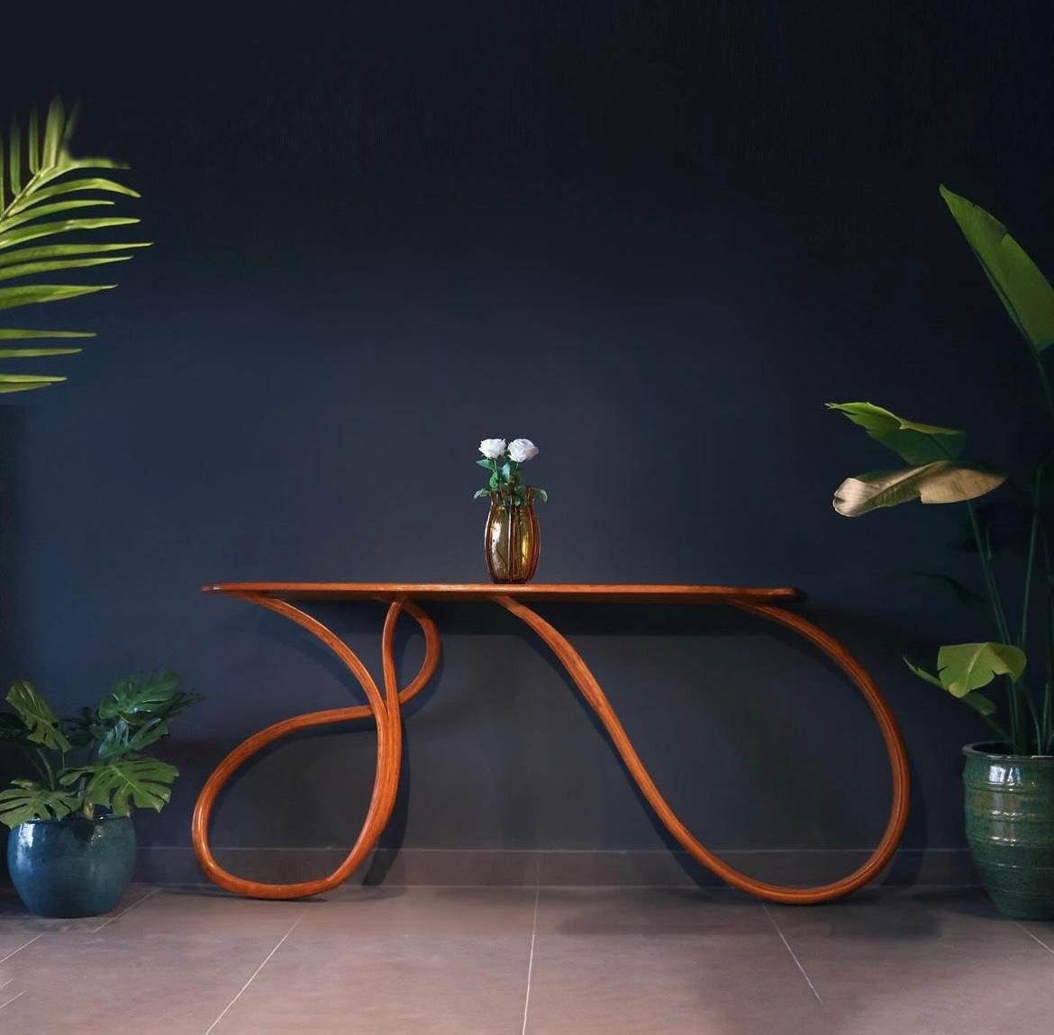 La console Motus II è stata progettata utilizzando la tecnologia
antica tecnica giapponese del Wood
piegatura. In Raka Studio creiamo am designs
utilizzando questa tecnica che sono fluidi nella loro
form A e sono coerenti con le leggi