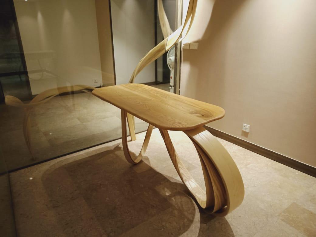 Die Konsole wurde nach der alten japanischen Technik des Holzbiegens entworfen. Im Raka Studio entwerfen wir mit dieser Technik Designs, die in ihrer Form fließend sind und mit den Gesetzen der Natur übereinstimmen. Das Grunddesign ist ständig in