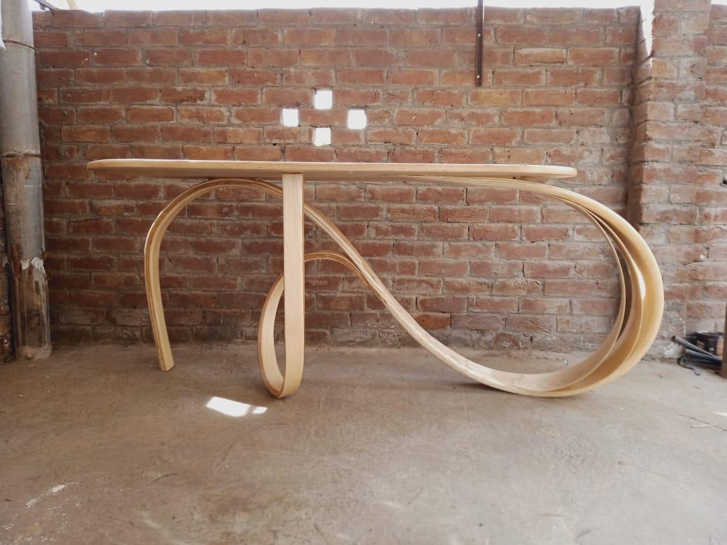 Travail du bois Table console n° 1 de la série Fluentum en bois de frêne courbé de Raka Studio en vente