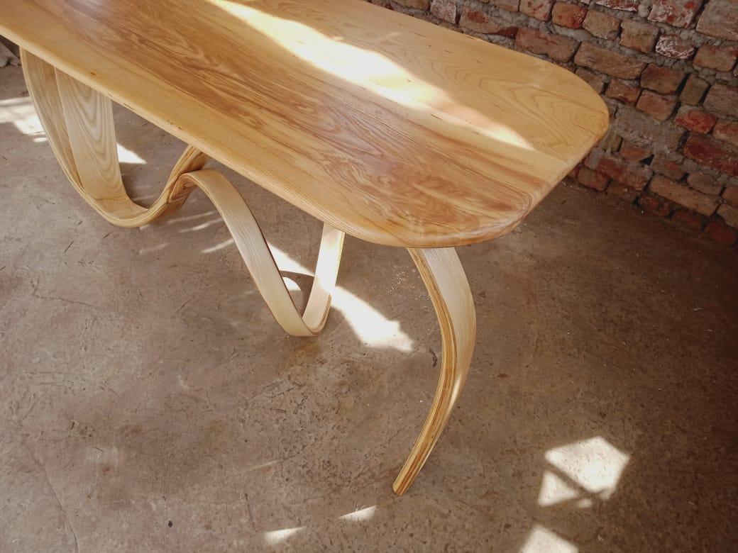 Frêne Table console n° 1 de la série Fluentum en bois de frêne courbé de Raka Studio en vente